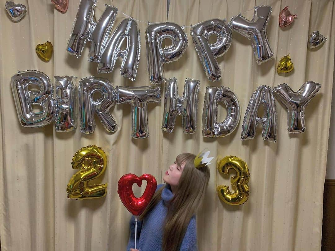 MANA（宮本茉奈）さんのインスタグラム写真 - (MANA（宮本茉奈）Instagram)「嬉し泣きの1日﻿ ﻿ 誕生日になる24時を過ぎた瞬間、﻿ ファンの方とカウントダウン配信してたのに﻿ そんなんお構いなしで﻿ クラッカー鳴らして音楽鳴らして﻿ サプライズしてくれる家族﻿ ﻿ 「食べたい」とリクエストしたもの﻿ 仕事休んでまで全部用意してくれるお母さん﻿ ﻿ もう23回目なのに「何あげたらいいかわからんわぁ」﻿ と言いながら1人でプレゼントを選んできてくれたお父さん﻿ ﻿ "Your so beautifl ありのままのきみが美しい"﻿ 「お姉に合ってるやろ〜☺︎？」と﻿ 平井大さんの音楽にのせて﻿ 3分ものbirthday movieを作ってくれた妹﻿ ﻿ もらってばかりで愛されてばかり﻿ 年々親の凄さ、家族の暖かさを﻿ より強く感じるようになって﻿ この家族に生まれてよかったなと心から思えます﻿ ﻿ ありがとう﻿ ﻿ 日頃何も返せてないのが情けなくなるくらい﻿ 大きくて強くて温かくて大好きで自慢の家族﻿ ﻿ そして皆さんも沢山の﻿ おめでとうメッセージありがとうございました﻿ 全部、全部何回も読ませてもらったし﻿ あなたがくれる一言一言で﻿ "生まれてきてよかった"と思わせてもらってます﻿ ﻿ 本当に周りの人に生かされてるな﻿ 23歳はもうちょっと色々恩返しできるように﻿ 本当になりたい、なります。﻿ ﻿ 23歳、初日からたくさんの幸せをありがとう﻿ 今日から364日かけて倍にして返していくね﻿ ﻿ #birthday﻿ #quilfaitbon」12月9日 7時57分 - ssfwmana