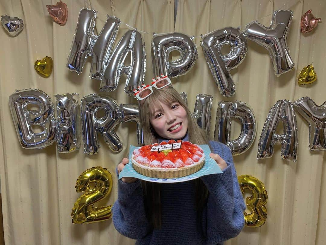 MANA（宮本茉奈）さんのインスタグラム写真 - (MANA（宮本茉奈）Instagram)「嬉し泣きの1日﻿ ﻿ 誕生日になる24時を過ぎた瞬間、﻿ ファンの方とカウントダウン配信してたのに﻿ そんなんお構いなしで﻿ クラッカー鳴らして音楽鳴らして﻿ サプライズしてくれる家族﻿ ﻿ 「食べたい」とリクエストしたもの﻿ 仕事休んでまで全部用意してくれるお母さん﻿ ﻿ もう23回目なのに「何あげたらいいかわからんわぁ」﻿ と言いながら1人でプレゼントを選んできてくれたお父さん﻿ ﻿ "Your so beautifl ありのままのきみが美しい"﻿ 「お姉に合ってるやろ〜☺︎？」と﻿ 平井大さんの音楽にのせて﻿ 3分ものbirthday movieを作ってくれた妹﻿ ﻿ もらってばかりで愛されてばかり﻿ 年々親の凄さ、家族の暖かさを﻿ より強く感じるようになって﻿ この家族に生まれてよかったなと心から思えます﻿ ﻿ ありがとう﻿ ﻿ 日頃何も返せてないのが情けなくなるくらい﻿ 大きくて強くて温かくて大好きで自慢の家族﻿ ﻿ そして皆さんも沢山の﻿ おめでとうメッセージありがとうございました﻿ 全部、全部何回も読ませてもらったし﻿ あなたがくれる一言一言で﻿ "生まれてきてよかった"と思わせてもらってます﻿ ﻿ 本当に周りの人に生かされてるな﻿ 23歳はもうちょっと色々恩返しできるように﻿ 本当になりたい、なります。﻿ ﻿ 23歳、初日からたくさんの幸せをありがとう﻿ 今日から364日かけて倍にして返していくね﻿ ﻿ #birthday﻿ #quilfaitbon」12月9日 7時57分 - ssfwmana