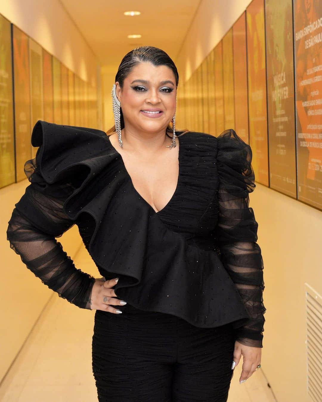 Preta Gilのインスタグラム：「Tô aqui nesse look irresistível inspirada por @downybrasil e pela nova linha Perfume Collection para te convidar para uma premiação inesquecível, o @womensmusicevent. Eu espero você para curtir essa noite cheia de homenagens e para celebrar a primeira premiação totalmente dedicada a nós, mulheres da música. E Downy ainda vai assinar a categoria de Música Mainstream, cheia de músicas irresistíveis e que gente não consegue parar de cantar. Tudo isso a partir das 21h, com transmissão exclusiva na @tntbr. Não vai perder, hein? Vamos celebrar a nossa voz! <3」