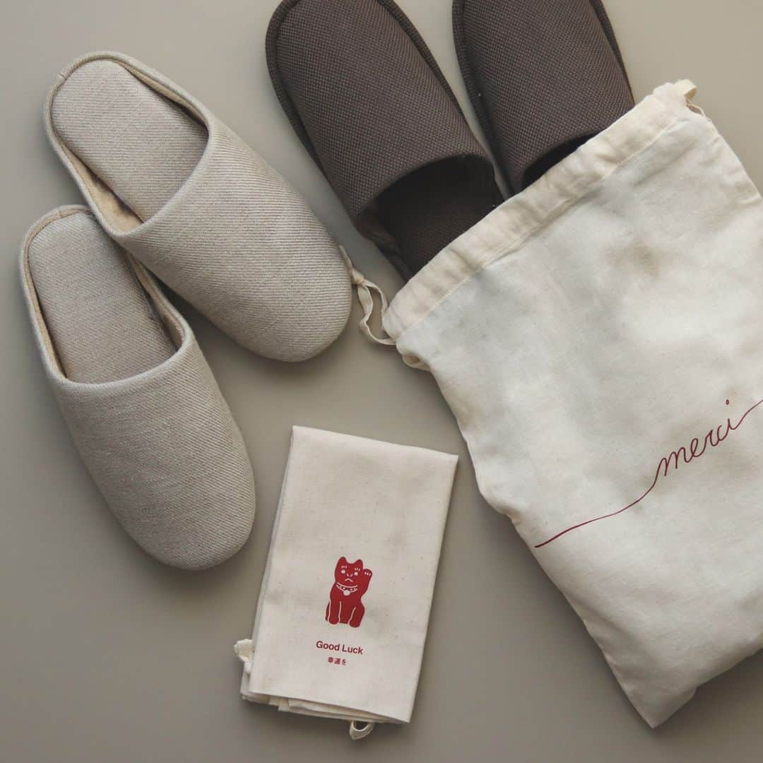 MUJI USAさんのインスタグラム写真 - (MUJI USAInstagram)「The warmth of the holiday season at home.   A longtime tradition and custom in Japan and across many other countries, shoes are often taken off in the entryway of homes and slippers are worn instead.   As the world was swept with the ups and downs of 2020, slippers not only provide a cozy alternative to shoes in the home, they help to maintain a hygienic and safe space for you and your loved ones.   This holiday season, shop MUJI slippers and gift bags to give the gift of warmth in stores and online.   #muji #mujiusa #slippers」12月9日 8時03分 - mujiusa