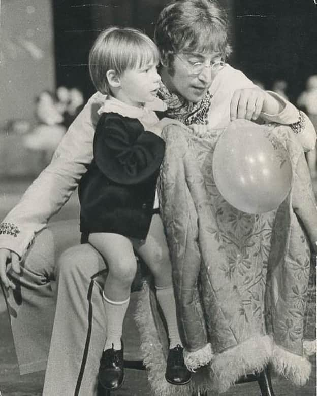 大森美希さんのインスタグラム写真 - (大森美希Instagram)「John & Julian Lennon during Magical Mystery Tour, 1967  あの衝撃の日からもう40年もの月日が流れたが、今も彼の魂は生き続けている。  #rip #johnlennon #forever #legend #superstar #beatles #imagine #music #magicalmysterytour #60sstyle #60smusic #60sfashion #monochrome #ジョンレノン #永遠に #ビートルズ #マジカルミステリーツアー #ジュリアンレノン #音楽 #スーパースター #レジェンド #60年代音楽 #イマジン #ミュージシャン #モノクローム」12月9日 8時05分 - mikiomori_