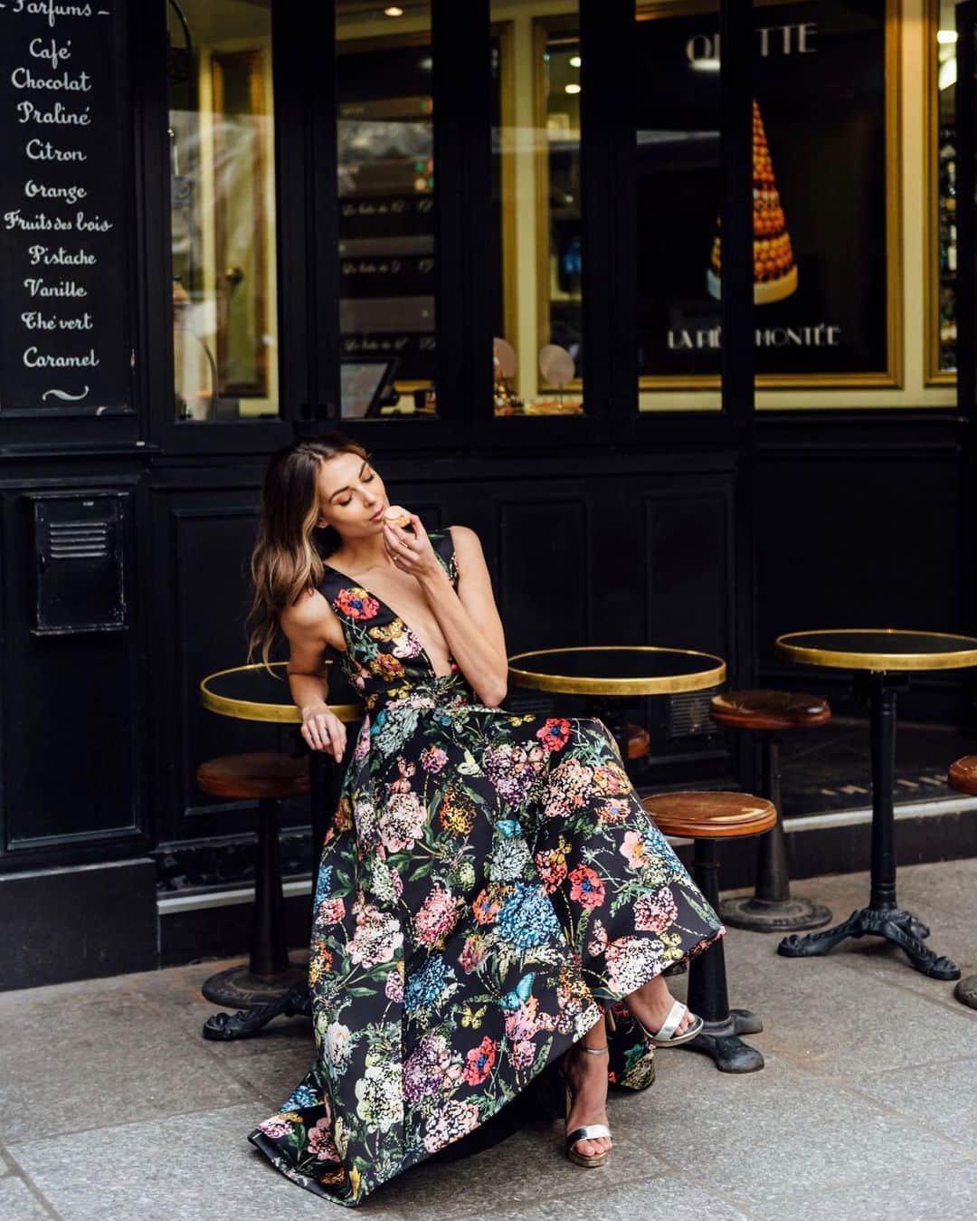 Monique Lhuillierのインスタグラム：「Dreaming of Paris 🖤🌸 #moniquelhuillier」