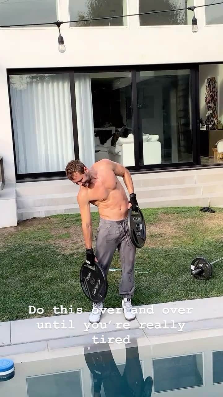 ニック・ビオールのインスタグラム：「Groundbreaking new workout video.」
