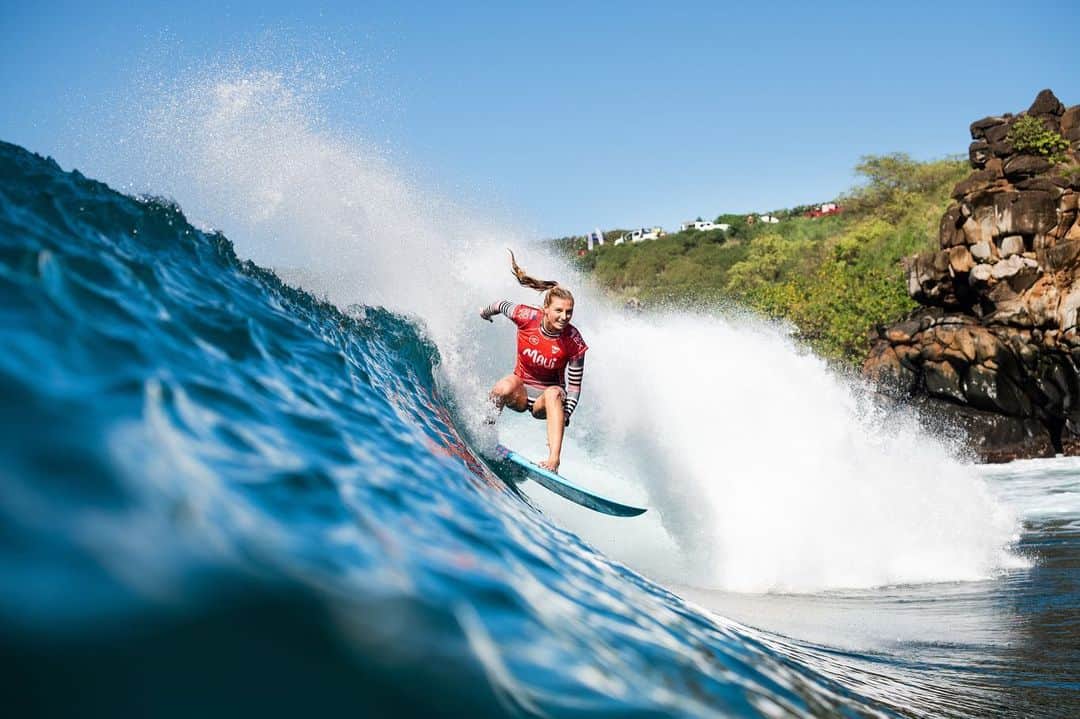 レイキー・ピーターソンのインスタグラム：「It’s been a crazy few days here at Honolua bay. I just want to start off by sending my thoughts and prayers to the victim of the shark attack this morning at the bay. We all know the risk we take when going surfing, but this one for sure hit a bit closer to home... It really puts things into perspective to love the people around you. 🙏🏼 It was super awesome to get back in the jersey yesterday and get the ball rolling. Would have loved to do a bit better but I’ll take the 5th and really stoked on how many great takeaways I got to learn from this event. See you all at Sunset 🙌🏼💛 photo @wsl」