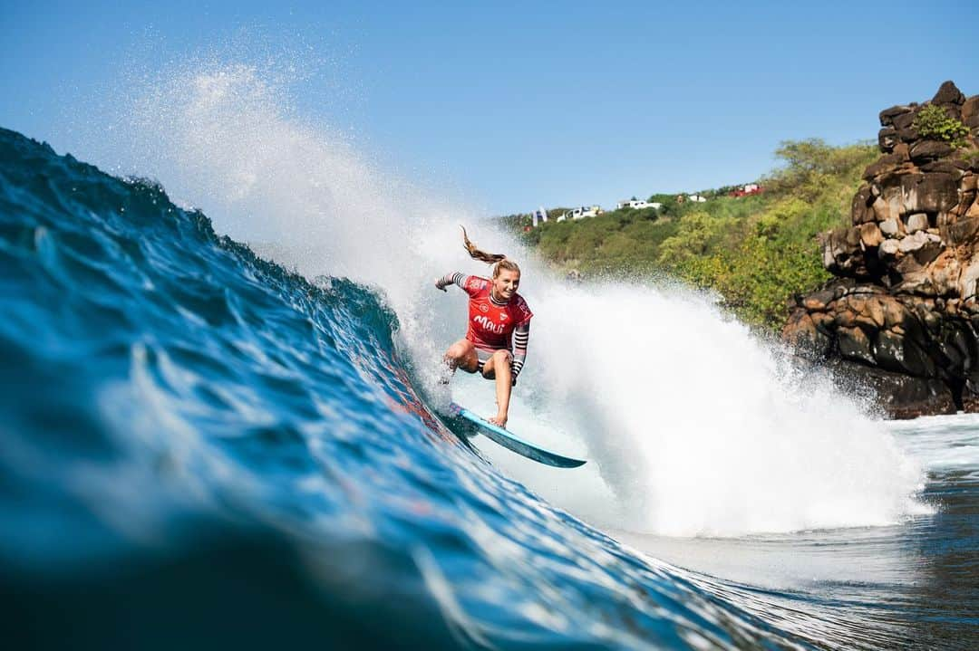 レイキー・ピーターソンさんのインスタグラム写真 - (レイキー・ピーターソンInstagram)「It’s been a crazy few days here at Honolua bay. I just want to start off by sending my thoughts and prayers to the victim of the shark attack this morning at the bay. We all know the risk we take when going surfing, but this one for sure hit a bit closer to home... It really puts things into perspective to love the people around you. 🙏🏼 It was super awesome to get back in the jersey yesterday and get the ball rolling. Would have loved to do a bit better but I’ll take the 5th and really stoked on how many great takeaways I got to learn from this event. See you all at Sunset 🙌🏼💛 photo @wsl」12月9日 8時11分 - lakeypeterson