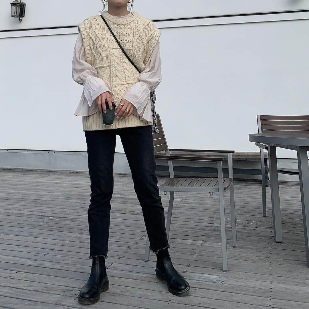 Mie Kawanoのインスタグラム：「久しぶりにニットベスト 引っ張り出してきた♡  best #todayful shirt #rokubeautyandyouth  pants #theshinzone  boots #drmartens  #coordinate #code #ニットベスト#コーデ#コーディネート#instagood#instafashion」