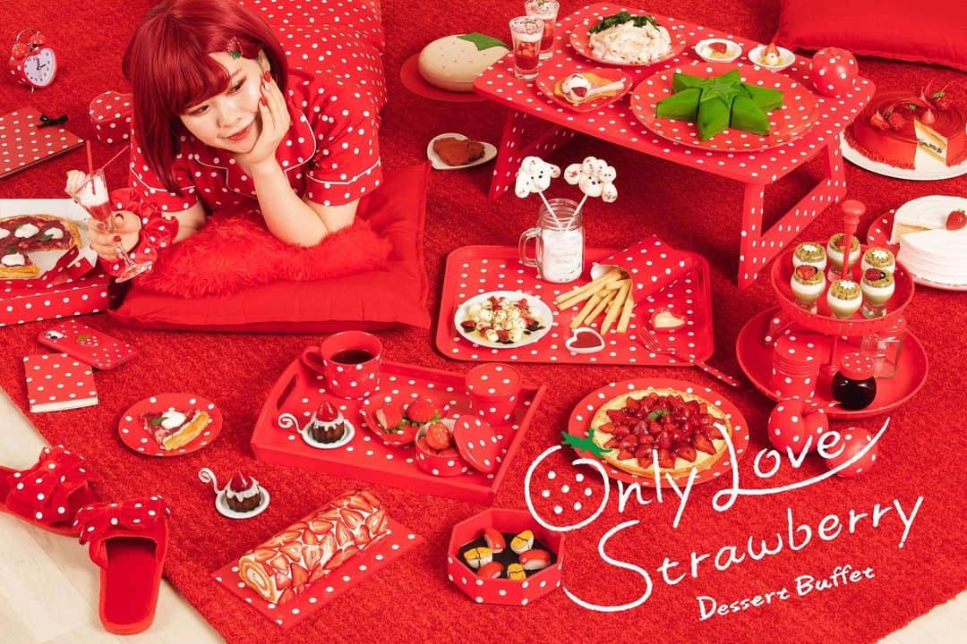 ヒルトン東京ベイ Hilton Tokyo Bayさんのインスタグラム写真 - (ヒルトン東京ベイ Hilton Tokyo BayInstagram)「35種類以上のメニューをお好きなだけ😋🍓世界一、苺を偏愛する女の子の日常をコンセプトにしたデザートビュッフェ「Only Love Strawberry」は12月26日（土）より、土・日・祝日限定でスタート‼️  赤と白の水玉模様が広がるつぶつぶの空間で、ここでしか味わえない、新しいストロベリーデザートを体験してください🥰🍓🍰  お料理は、ヒルトンの新たな衛生基準となる「ヒルトン・クリーンステイ」に沿って、新しい生活様式に合わせたスタイルでご提供します✨  「苺のヘタだけ抹茶ケーキ」(写真中央) 苺のヘタの部分のみをイメージして作った軽い口当たりの抹茶ケーキです🍵ドット柄のお皿に乗せると、ビックサイズの苺のよう🍓ダークチョコレートムースに、抹茶ホワイトチョコレートムースを重ねた2層のケーキです💕  「幸せを呼ぶ苺てんとう虫の抹茶プリン」 抹茶プリン、マスカルポーネクリーム、抹茶のスポンジケーキの上に、真っ赤な苺で作ったてんとう虫や、白いお花のチョコレートをのせました🌼🐞甘さ控えめのマスカルポーネクリームの豊かなチーズの香りと、ほろ苦い抹茶の風味が絶妙の組み合わせです🌱  ご予約・詳細はプロフィールから公式ホームページへ🔜 @hiltontokyobay  「Go To トラベル地域共通クーポン券」や「千葉県Go To Eat キャンペーン プレミアム飲食券」をご利用いただけます✨  ■Only Love Strawberry（オンリーラブストロベリー）詳細 会場： 1階「ラウンジ・オー」 期間：2020年12月26日（土）～2021年4月18日（日） ※土・日・祝日のみ営業（元日を除く） 時間： 12:00～／12:30～／13:00～／14:15～／14:45～／15:15～ (6部制・2時間制) 料金： 大人 3,100円／4～8歳 1,200円／9～12歳 1,800円 ※約15種類のドリンクバー付。 ※別途サービス料と消費税が加算されます   ■ヒルトン・クリーンステイ対策 ・席数を280席から200席に変更し、十分な距離を保ち、ゆったりお過ごしいただける空間をご用意します。 ・より安全にご提供するため、ビュッフェテーブルには、飛沫感染防止のアクリルパネルを設置いたします。 ・ご入場時間を6段階に分けることで、ビュッフェテーブル周りの密を緩和します。 ・一口サイズのスイーツは、1名様用の盛り付けで小皿に分けて提供するほか、お取り分けが必要なホールケーキは、ホテルスタッフがサーブいたします。 ・スタッフはマスクと手袋を着用しております。 ・入店時は消毒スプレーの使用をお願いいたします。 ・テーブルや椅子の頻繁な清掃と消毒を行います。 ・入店時、離席時、退店時は、マスクの着用をお願いいたします。 ・入店時は検温のご協力をお願いいたします。発熱や風邪症状等の不調がある場合は、入店をお断りさせていただきます。  #ヒルトン東京ベイ #ヒルトン #舞浜 #東京ディズニーリゾート #ストロベリー #デザートビュッフェ #苺 #カフェ #デザート #ヒルトンスイーツ #甘いもの好きな人と繋がりたい #スイーツ巡り #抹茶 #春 #hiltontokyobay #hilton #maihama #tokyodisneyresort #dessert #buffet #sweets #sweetslover #matcha #strawberry #🍓」12月9日 8時15分 - hiltontokyobay