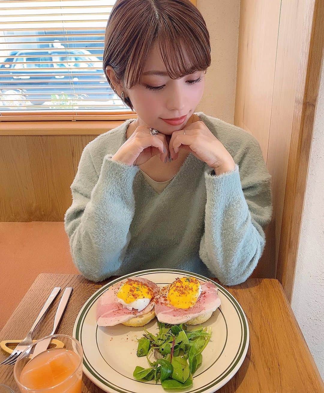のインスタグラム：「． 家で作るには中々ハードルの高いエッグベネディクト🍳 美味しかった〜♡ ． ふわふわニットは @grl_official 🌿 たまにはこんな色も☻ ． #GRL #グレイル #プチプラコーデ #ootd #code」