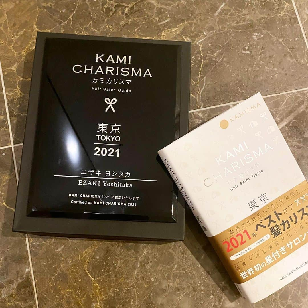 エザキヨシタカさんのインスタグラム写真 - (エザキヨシタカInstagram)「＊KAMICHARISMA＊ tokyo2021 ・ 2021年ベストオブ髪カリスマ 日本が誇る美容文化と技術の枠 世界初のガイドブック、、、要はミシュラン美容版的なもので grico エザキヨシタカ、総合部門でお国から 2年連続 星🌟をいただきました🌈👏 ありがとうございました‼️ ・ 主宰は麻生太郎副総理。 ・ 今年はNHK、TV 中野モデニカナチュラルF開発 業界紙の表紙3回 多数のファッション誌の巻頭 etcと このコロナ禍中で色々とやらせていただきましたが この賞には『今年』とかは関係なさそうでした🙂笑  このあとからは去年と同じく→  まだまだ沢山成長すべきところがあるので更に成長しながらも これからもお客様という家族の唯一無二、その方々にとっての日本一の美容師でい続けられるよう 『家族を幸せに』『世の中にカッコいいを魅せる』『遊び心』をモットーにさらに2021年も励んでいきたいと思います。 ・ 美容師は職業。 誰も偉くないのだよ💛 ・ たのしくいこう。励みながらも☀️ ・ いつも皆さまありがとうございます‼️ ・ #大事な人の心の太陽に　#なんでもいいじゃん　#日本の美容師　#みんな素敵 #さらに励みます　#grico #エザキヨシタカ　#これは一生変わらない」12月9日 8時19分 - grico0221