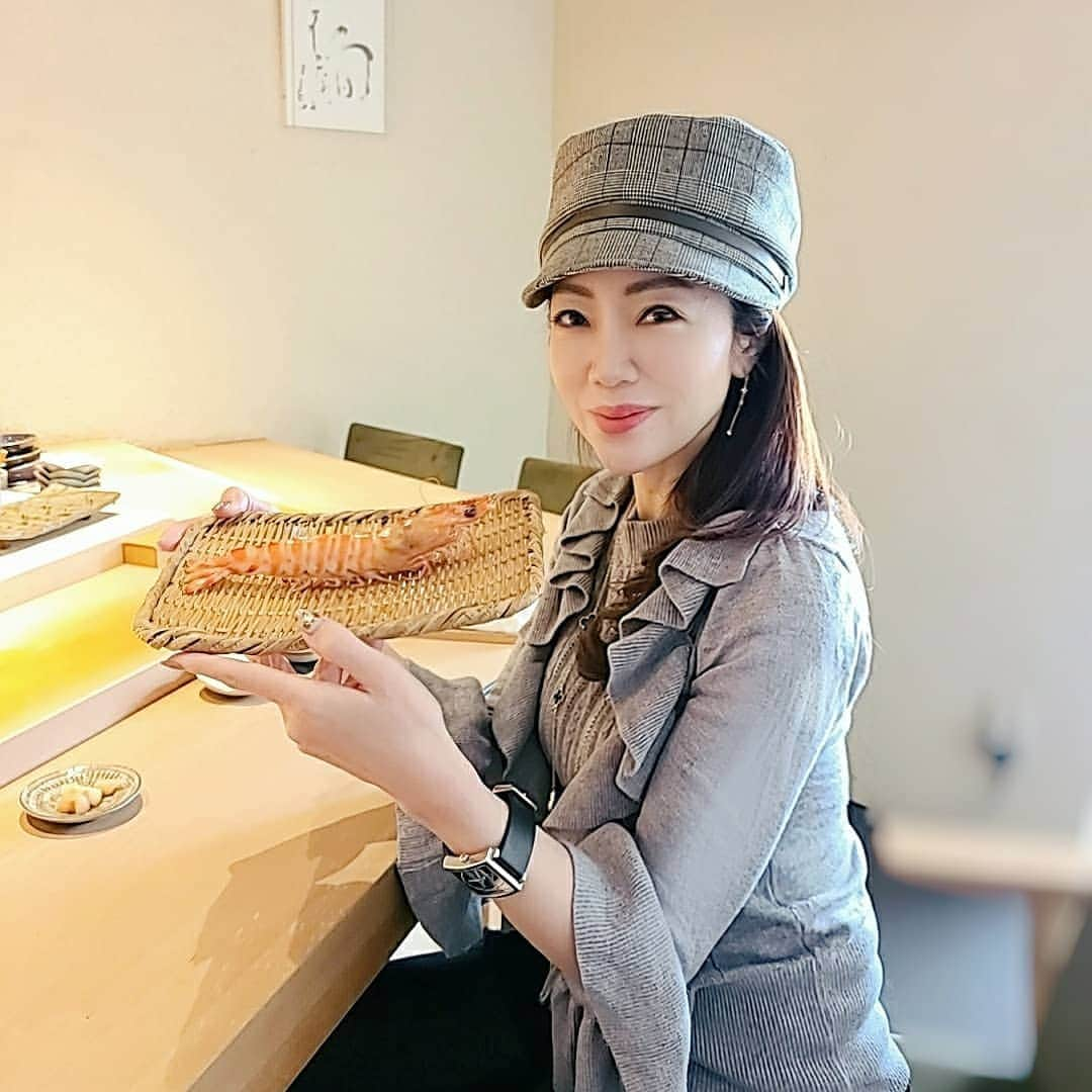 今堀恵理さんのインスタグラム写真 - (今堀恵理Instagram)「博多で美味しい寿司のランチを食べに『すし幸徳』さんに行きました✨ カウンター7席のみのお店です ランチ12100円(税サ込)  全国からの選りすぐりの魚介を使われてます。私は神戸から来たので地元中心の素材を出して欲しいとリクエストして、九州中心のお魚を出して頂きました🙌天然の車海老が素晴らしかった💓  すっきりとした鮨です  感じの良い大将で１人で行きましたが居心地も良かったです🎶  【私のコーデ】 ニット　芦屋GRACE 帽子　@maxim_kobe  バッグ　@mi_cours  時計　@nomonday_jp  クーポンコード『eriimkx15』 使用で10パーセントオフになります。  #すし幸徳 #博多グルメ #fukuoka #nomonday #ノーマンデー #腕時計 #時計 #手元倶楽部」12月9日 8時20分 - eriimahori