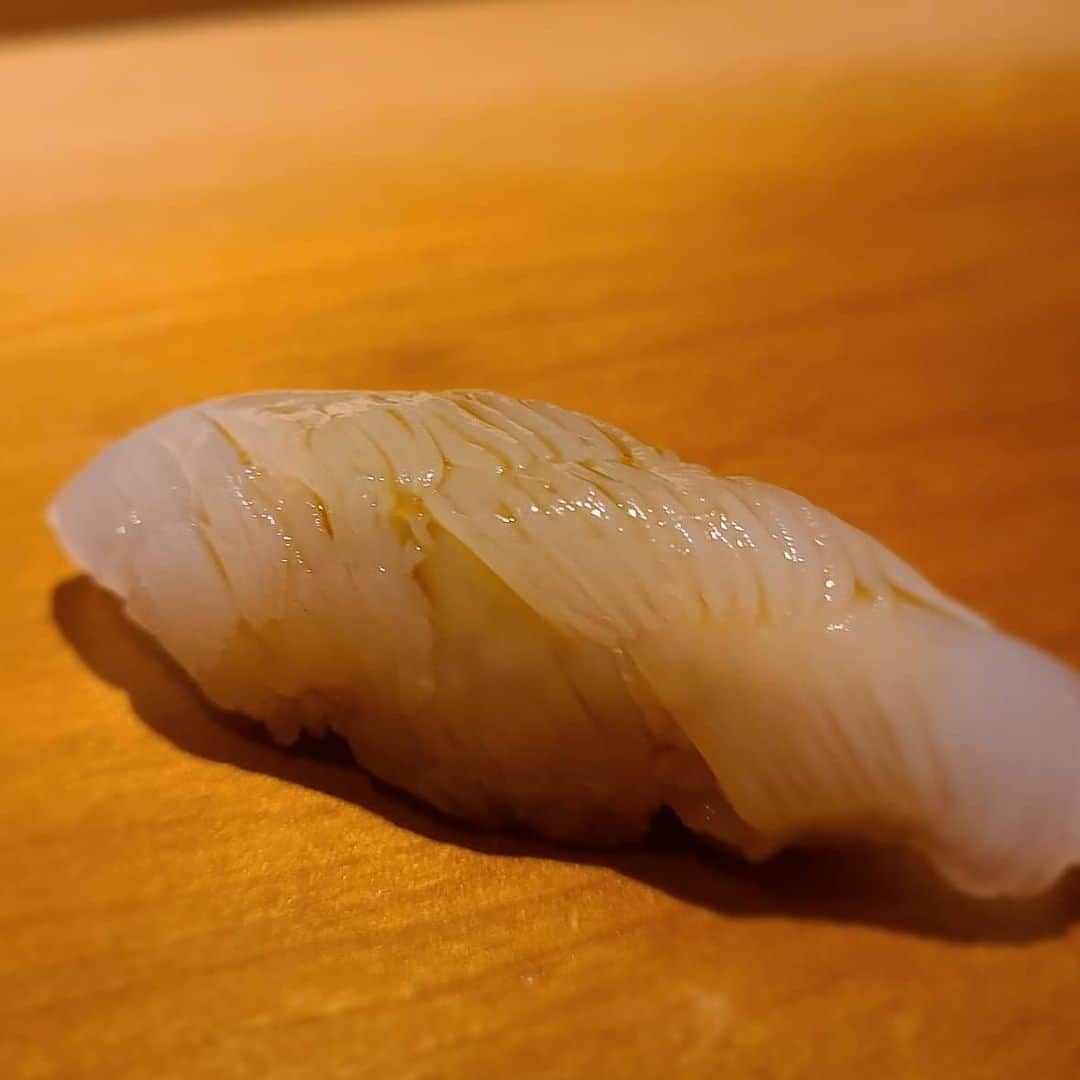 今堀恵理さんのインスタグラム写真 - (今堀恵理Instagram)「博多で美味しい寿司のランチを食べに『すし幸徳』さんに行きました✨ カウンター7席のみのお店です ランチ12100円(税サ込)  全国からの選りすぐりの魚介を使われてます。私は神戸から来たので地元中心の素材を出して欲しいとリクエストして、九州中心のお魚を出して頂きました🙌天然の車海老が素晴らしかった💓  すっきりとした鮨です  感じの良い大将で１人で行きましたが居心地も良かったです🎶  【私のコーデ】 ニット　芦屋GRACE 帽子　@maxim_kobe  バッグ　@mi_cours  時計　@nomonday_jp  クーポンコード『eriimkx15』 使用で10パーセントオフになります。  #すし幸徳 #博多グルメ #fukuoka #nomonday #ノーマンデー #腕時計 #時計 #手元倶楽部」12月9日 8時20分 - eriimahori