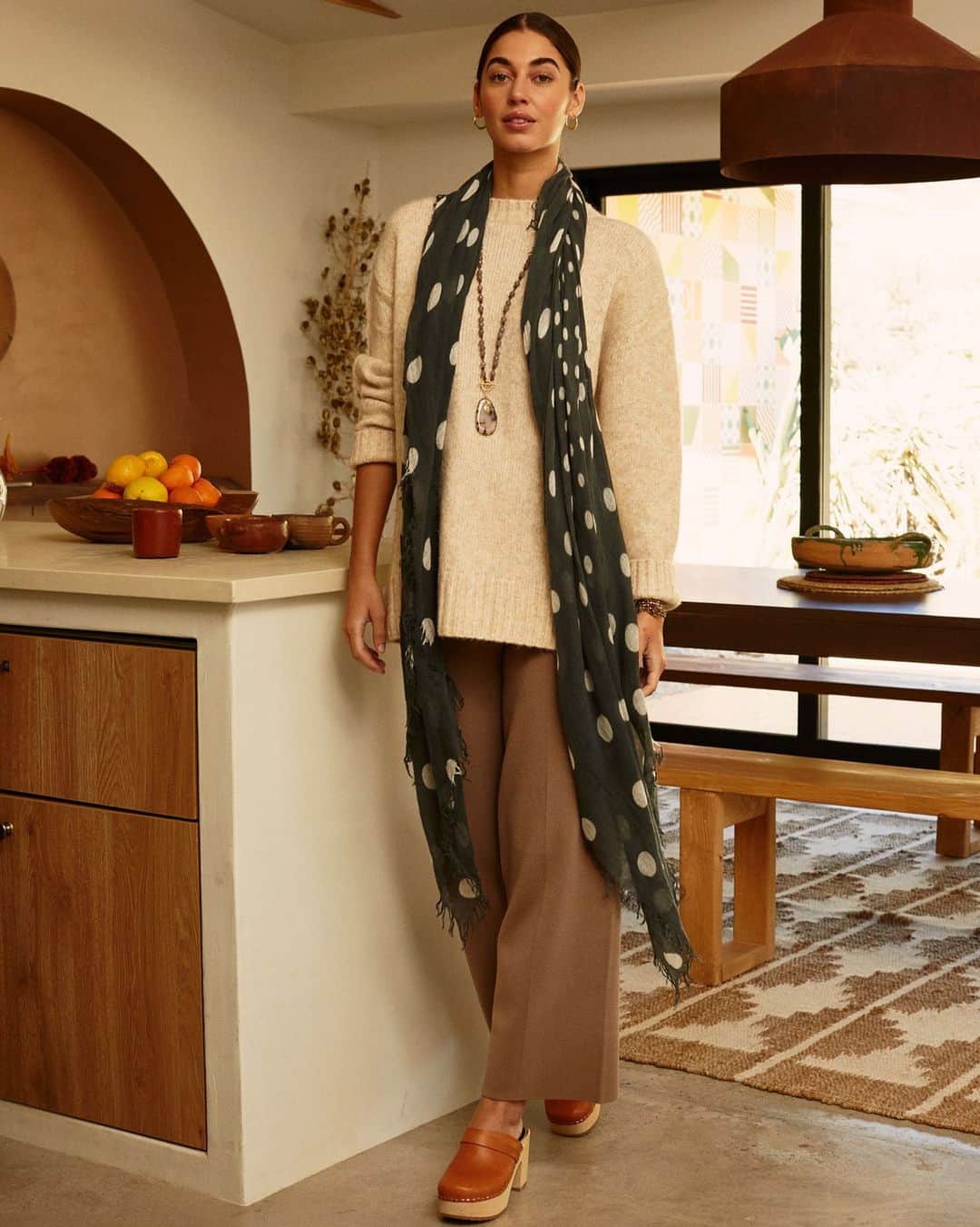 チャンルーのインスタグラム：「Loving the look of oversized everything, like polka dot scarves and agate slices 🤍」