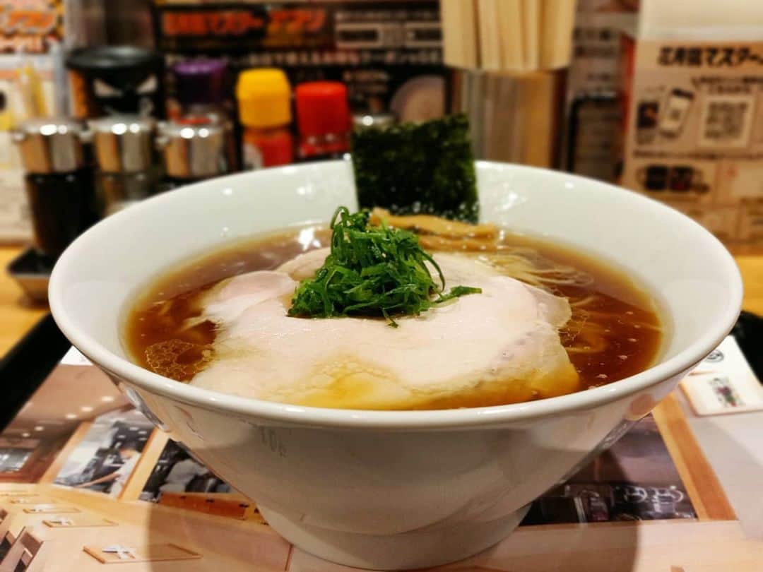 つけMen野郎のインスタグラム：「しょうゆらぁ麺 飯田商店 らあめん花月嵐 晩飯の選択を彷徨った結果、花月嵐の飯田商店へ。花月が本気で作ったとされる一杯は確かに本気が伝わってきた。スープは鶏油のコーティングが強めで熱々。蓮華でスープを混ぜると油分が細かい粒となって馴染む。醤油タレの香りと出汁の効きも良くてうまい。飯田さんのアナウンス通りにしっかりと茹で切られた麺は、しなやかで舌触りも良くうまい。 正直、飯田商店の通販麺よりおいしかった。それは調理の問題か笑。 あまり有名店とかに行かない人に近場に花月があったら食べてもらいたいな。そして、どんな感想なんだろう。」