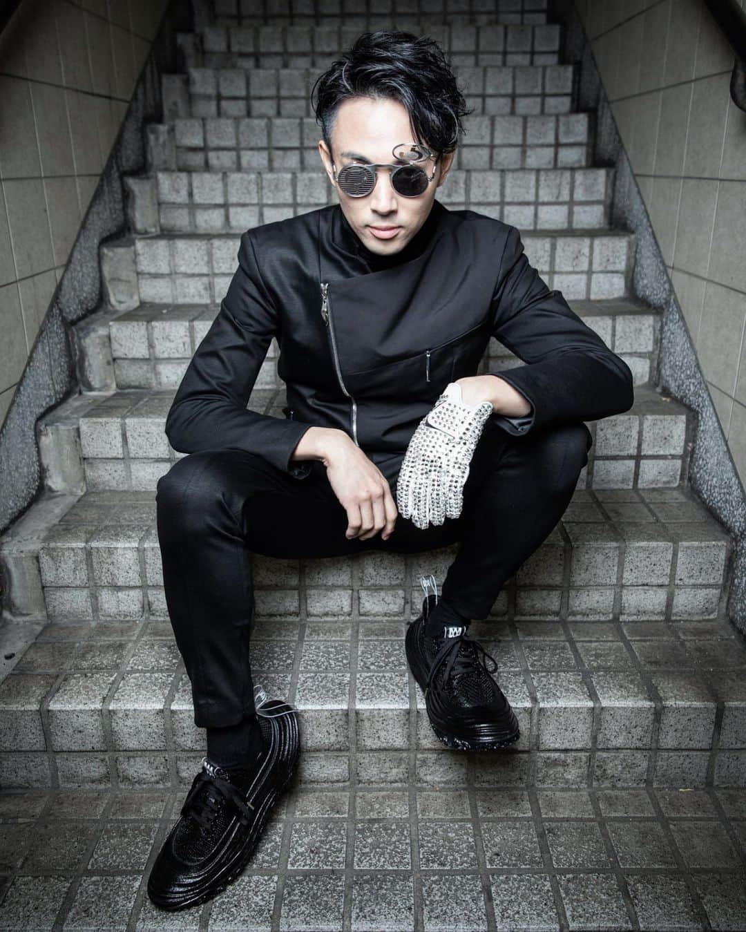 𝐑𝐄𝐀𝐓𝐌𝐎のインスタグラム：「Photo by @shinsukagram  Shoes @magarimono_official  Diamond globe @annamurakami  Outfit @yuimanakazato Sunglasses #hitekdesignslondon  #magarimono #yuimanakazato #shinsukeyausi #annamurakami #REATMO #fashion #hifashion #beatbox #hitekdesigns @iconiaavantgarde」