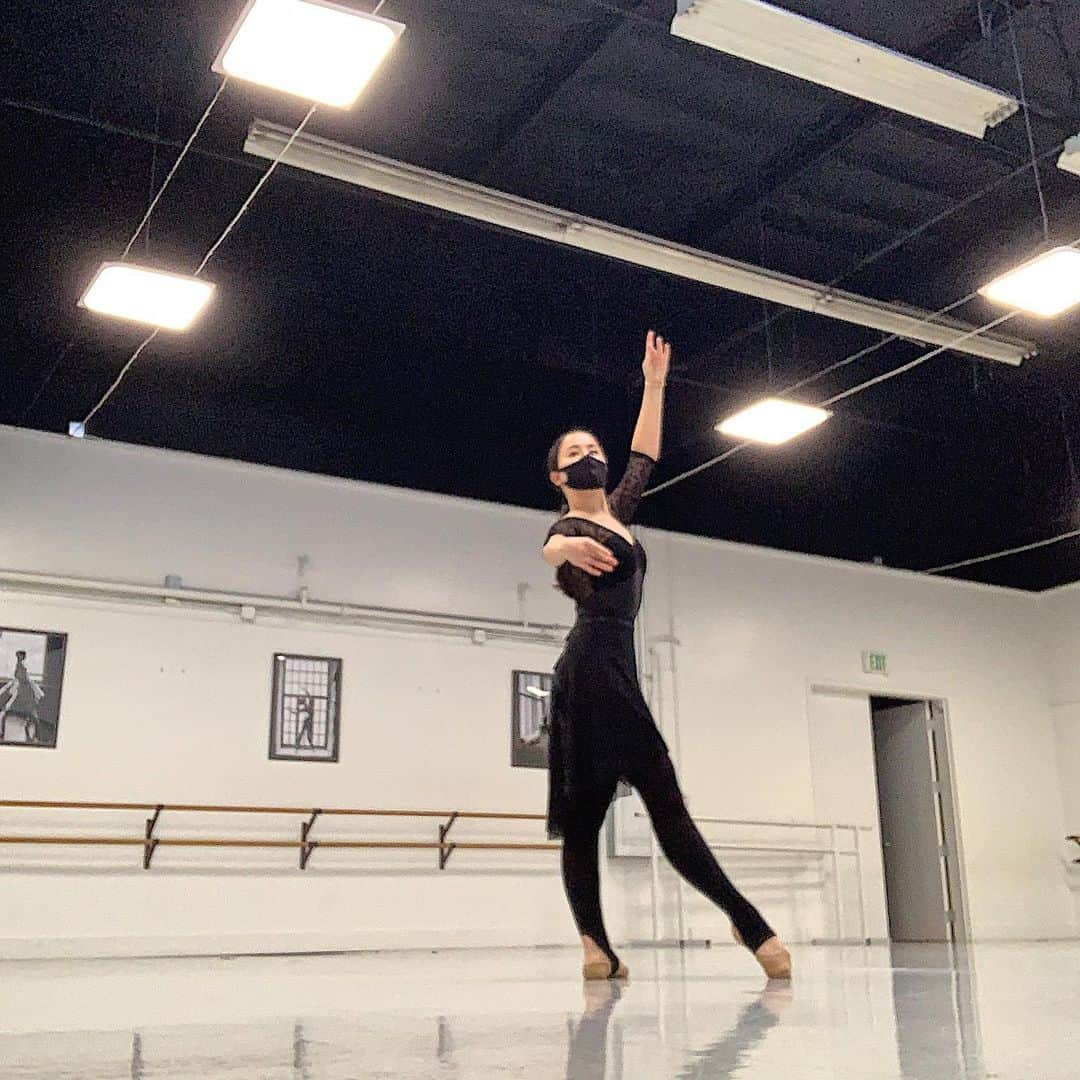 ミコ・フォガティのインスタグラム：「Love teaching in my @sonatadancewear ! Such beautiful pieces 😍 Special thanks to @thedancecircus and @adelenestanleycheah for having me teach a virtual workshop!   Leotard: Black Flori 🖤 Wrap skirt: Nero Lace〰️ Rip stop pants: Mist color💗 Resistance band: Medium 🎀」