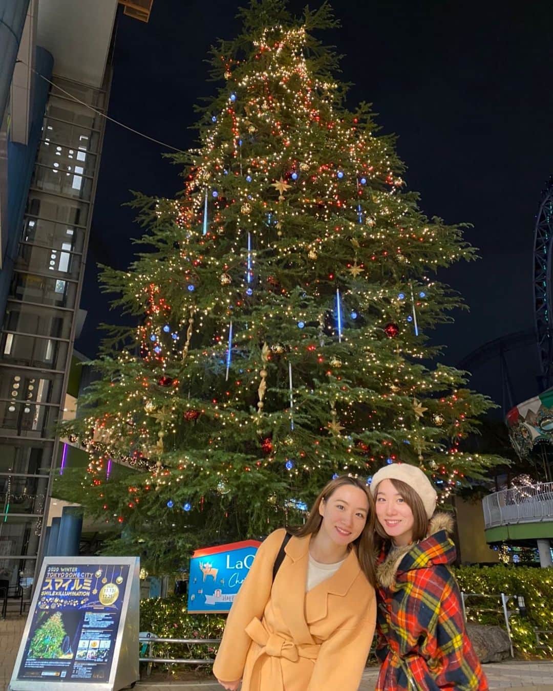 永山飛鳥のインスタグラム：「もうすぐクリスマス🎄  #あすきょう　#双子　#一卵性双生児  #アイドル　#クリスマスツリー #クリスマス」