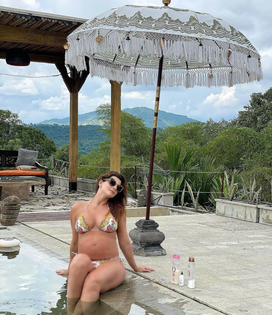 Carolina Cruz Osorioさんのインスタグラム写真 - (Carolina Cruz OsorioInstagram)「• Amo esta etapa de mi vida , me siento feliz de todos los cambios de mi cuerpo por qué viene uno de lo amores de mi vida . Me encanta el cambio que ha dado mi cabello por qué aunque lo prefiero corto me crece muchísimo , sin duda lo más notable ha sido lo abundante que tengo el cabello , había abusado de él. Los prductos de Milagros han sido mis aliados en este proceso , no me resigne a tener poco cabello y qué gran descubrimiento hice por eso les quiero REGALAR DE NAVIDAD  20 kits de crecimiento y fortalecimiento que llegarán hasta sus casas . ¿Que deben hacer?  1. Seguir a @milagro_milagros  2. Darle like a esta foto  3. Contarme en los comentarios por qué quieren ganarse el regalo.  Son 20 ganadoras escogidas al azar el 14 de diciembre de 2020.  Válido solo para Colombia .  Este sorteo no tiene relación alguna con Instagram.   #patrocinado」12月9日 8時49分 - carolinacruzosorio