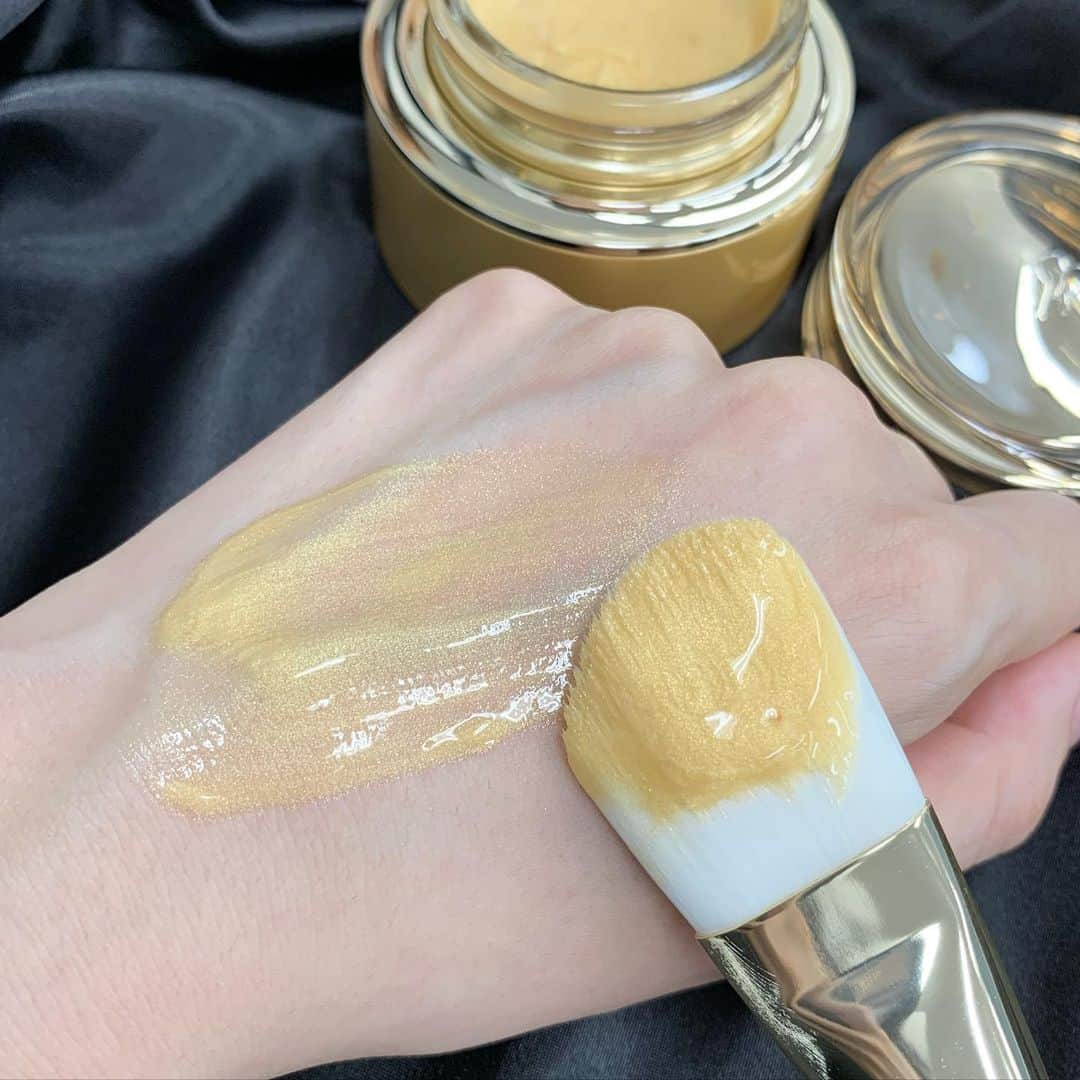 美的 Biteki's official Instagram! さんのインスタグラム写真 - (美的 Biteki's official Instagram! Instagram)「＼24Kゴールド配合！ クレ・ド・ポー ボーテのゴールデンマスク／ クレ・ド・ポー ボーテから2021年2月21日に登場するのは、ゴールドの輝きを閉じ込めたエイジングケアのための洗い流すマスク。  リッチでみずみずしいテクスチャーのマスクを肌へなじませると、アミノ酸由来成分やボタニカル成分を含む美容液成分が角層のすみずみまでいきわたり、ふっくらとしたハリ感のある肌に✨使う度、乾燥やハリ不足などのエイジングサインが気になる肌を、すこやかで若々しい輝きに満ちたなめらかな肌へ導きます。  希少なランやローズ🌹などを調香した優雅な香りで贅沢なスキンケアの時間を楽しんで。  クレ・ド・ポー ボーテ マスクヴィタリテオープレシュー　75ml　￥30,000（税抜）  ★★★ 美的のインスタグラムでは、いち早く美容情報配信中！ぜひフォロー＆チェックを！ @bitekicom ★★★  #クレドポーボーテ#cledepeaubeaute#スキンケア #マスク#コスメ#skincare #コスメ好きさんと繋がりたい#美的 #bitekicom」12月9日 9時02分 - bitekicom