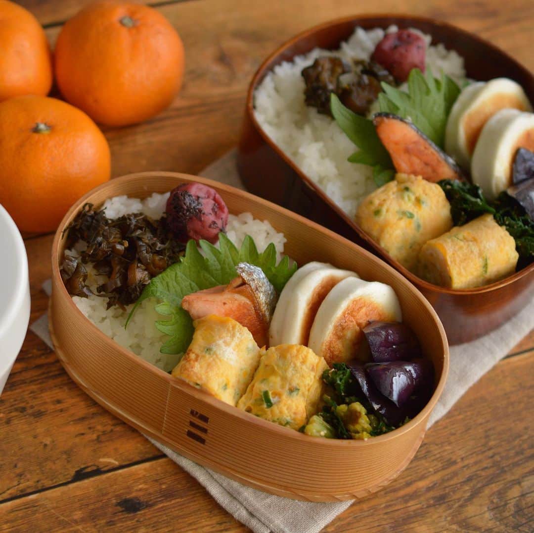 yukiyoのインスタグラム：「2020.12.9* ・ 今日のお弁当 ・ ピリ辛きゅうり漬物、梅干しごはん 青ネギ入り玉子焼き 焼き鮭 チーズはんぺんバターソテー ほうれん草ごま和え 茄子炒め ・ みかん1人3個 お湯を入れるお味噌汁 ・ ・ ようやく水曜日 待ちに待った今週末は近場の温泉♨️ ・ 喧嘩して家を飛び出して 「今日は帰らない。近くのホテルに泊まるから」 と言うほど近くは無く かと言ってわざわざ泊まる程では無いが 親戚の集まりに使うほど近くは無く しかし通勤通学もまぁ行ける、位の距離の温泉笑 ・ ・ #わけわからんw ・ #お弁当 #obento #bento #lunch #lunchbox #onthetable #japanesefood #暮らし #曲げわっぱ #lin_stagrammer #ロカリ #おうちごはんLover #マカロニメイト #IGersJP #フーディーテーブル」