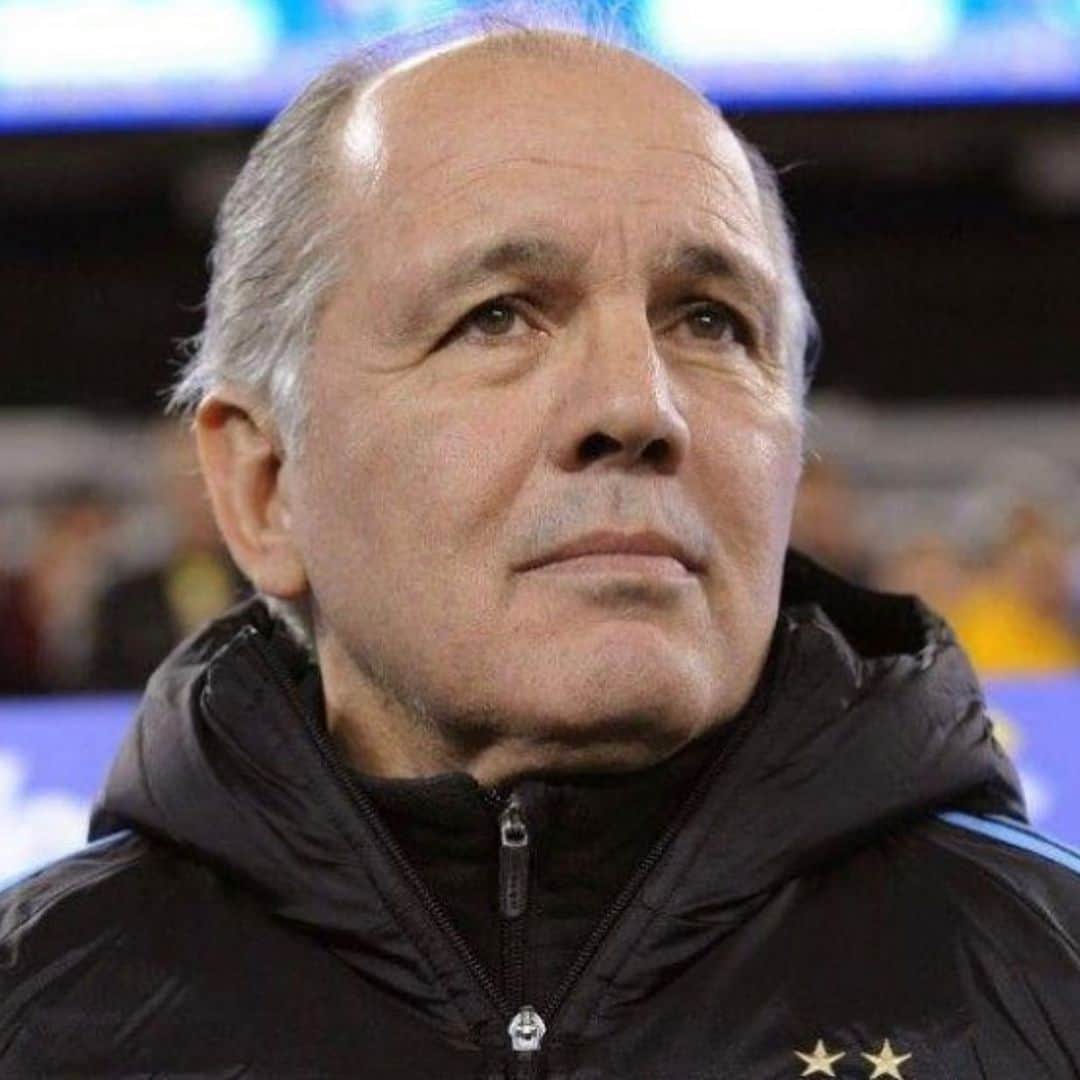 のインスタグラム：「Por sus conocimientos, por sus creencias, por su persona, por sus valores, por sus convicciones, por hacernos felices, por como nos hacía ver la vida y por tantas cosas más...hoy se nos fue un grande del fútbol argentino y mundial. Gracias por todo profesor ❤️🙏😢⚽️  Gracias por lo momentos compartidos . QEPD」