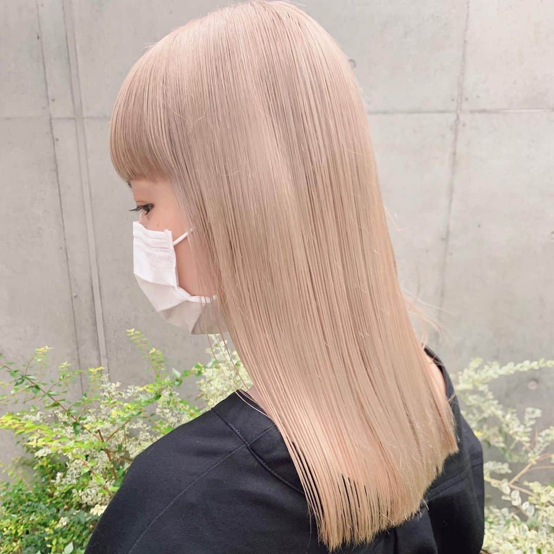Beleza_official_instagramのインスタグラム：「・ ・ ・ ・ ご覧頂きありがとうございます😊 ・ Beleza sibuya(ベレーザ　シブヤ)スタイリストの山田京介です！ ＊ダメージレスでヘアカラーを楽しみたい！ ＊希望の色になった事がない ＊色落ちまで綺麗なカラーがしたい ＊美容院に迷ってる ＊お家でのホームケアがわからない  〜 menu 〜 ご新規の方はお得なクーポンございます！  お客様と長い付き合いが出来る様に施術を心がけております！ ○カット+カラー　【¥6,500] ○Wカラー(ブリーチ1回.カラー)　【¥11,000】 ○ハイブリーチ(ブリーチ2回.カラー)【¥17,000】 (カットはプラス3000円になります) (ブリーチメニューのみセミロング+¥1,000.ロング¥1,500いただいております)  トリートメント ○ 3stepトリートメント【¥2,000】 ○TOKIO 4step トリートメント【¥5,500】 ○TOKIO 5stepトリートメント　【¥10,000】 ＊TOKIOは全てブリーチからオンカラー前にするので 非常にダメージレスでカラーが出来るのでとってもオススメです！ ＊5step トリートメントにはホームケア付きです！ 絶対失敗したくない方は指名の方オススメしております😊 ・ ・ ・ ・ ・ ○○○○○○○○○○○○ ・ ⏰ご予約可能営業時間⏰ ・  10:00〜22:00 営業時間外やホットペッパーで✖️なところはご相談ください！ ・ ・  Beleza sibuya 東京都渋谷区神宮前6-14-19 神宮前ハッピービル9F 🏢」