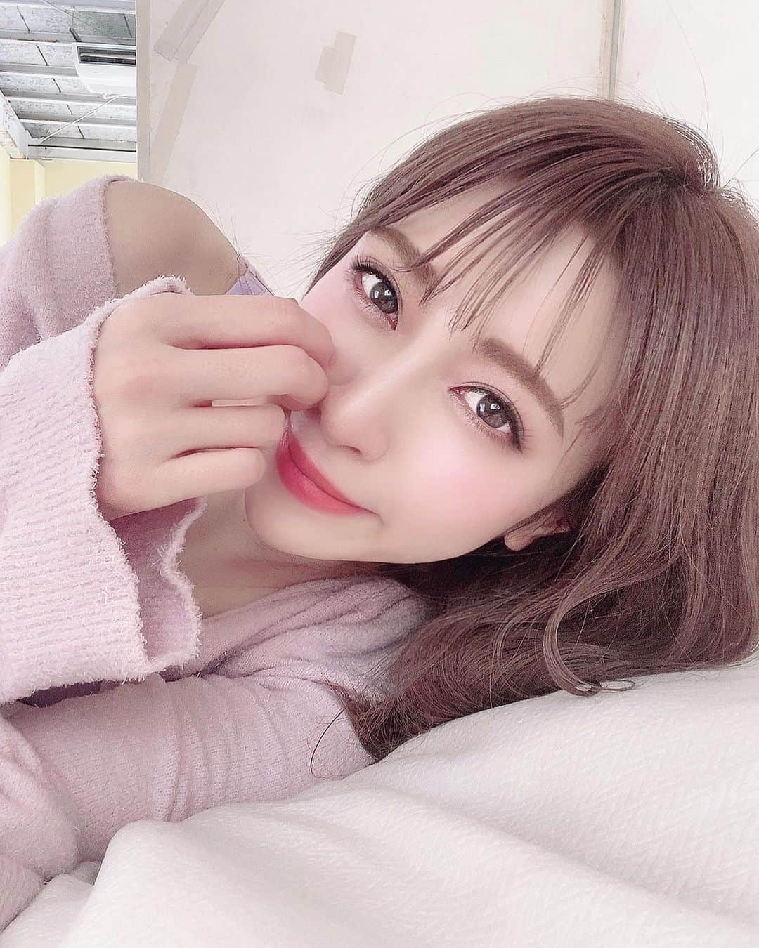 のインスタグラム：「中目黒に新しくオープンしたクレイヘッドスパのお店 @lino_relaxing_and_spa を紹介してもらったのでさっそく行ってきました💜 * 一言でいうとめちゃくちゃ最高だった🤤 香りと音とマッサージで日頃の疲れやストレスも吹っ飛ぶくらいの癒しの時間が過ごせたし、クレイを使って頭皮の汚れもすっきり💠💠💠 * (頭皮写真) 4枚目before 5枚目after もともと綺麗っていってもらえたんだけど、クレイヘッドスパ後は毛穴の周りに丸くぽこぽことくぼみが見えて、これがとても頭皮がいい状態らしい🥺‼️ ヘッドスパ大好き🥰また行きたい💗💗💗」