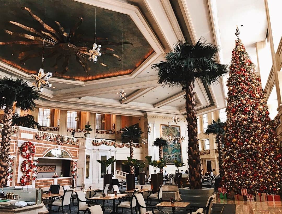 The Peninsula Hotelsさんのインスタグラム写真 - (The Peninsula HotelsInstagram)「We’ve decked the halls at @thepeninsulamanila, as @jamesgerald captures here. Stop by and soak in the holiday cheer. #pentreestories⁣ ⁣ ⁣ ⁣ ⁣ #peninsulahotels #manila #luxuryhotelexperience #fivestarservice #peninsulamanila #thepeninsulamanila #holidaydecor」12月9日 9時18分 - peninsulahotels