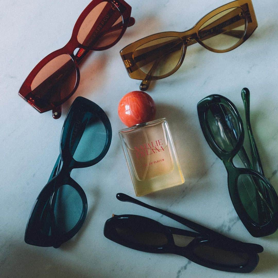 ナタリー・スアレスさんのインスタグラム写真 - (ナタリー・スアレスInstagram)「Exciting news! We have a #SuarezSisters holiday bundle to shop now! With each purchase of #NatalieDylana Eau de Parfum at @scentbeauty, you get a 20% off code to shop our sunglasses #SuarezxApercu @apercueyewear! We hope that both our fragrance and sunglasses give you confidence, creativity, and a boldness to put into the world. Thank you for supporting our work as sisters! It means the world to us! This promotion runs from 12/7-12/14! ❤️ LINK IN BIO!」12月9日 9時18分 - natalieoffduty