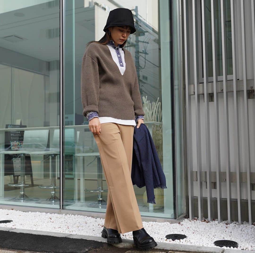 MāWさんのインスタグラム写真 - (MāWInstagram)「. [STYLE] 9th December 2020 . [PHEENY]  7G 1×1 rib V neck cocoon knit. Amunzen side stripe pants.  [MaW VINTAGE]  Tuniq Femme.  [COMESANDGOES] SUIT FABRIC HAT.  -  #mawsapporo #MāW #pheeny #comesandgoes  #maw_vintage #sapporo #20aw #hokkaido」12月9日 9時18分 - maw_sapporo