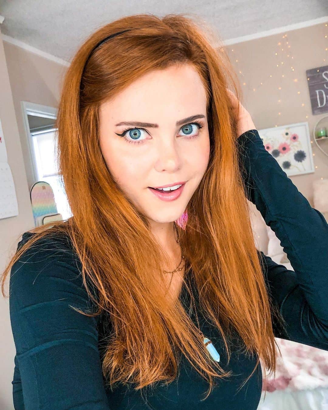 のインスタグラム：「Orange is the new black! 🤷‍♀️🤪(or brown, hehe 😉)🧡💫🖤  💭 QUESTION, be honest.. 🙈 do y’all like my brown hair or red hair better? 💁‍♀️ Tell me what you think! I’m just very curious. ☺️ HAVE A GREAT DAY!! 😘 - Hair colored by the amazing @jeremytardo 🙏❤️」