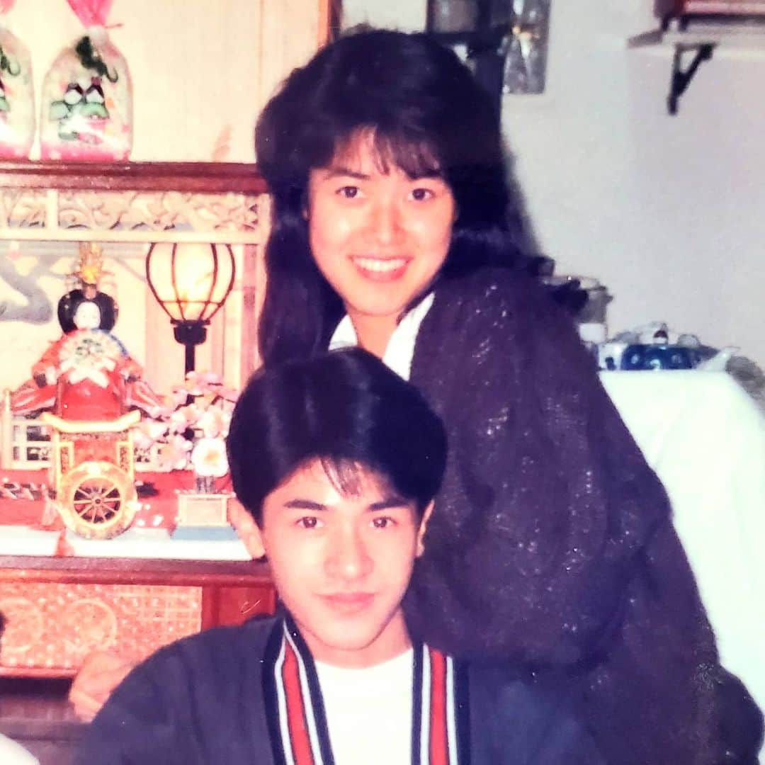 山咲トオルさんのインスタグラム写真 - (山咲トオルInstagram)「この写真は、33年前。  私は高校３年生(18歳)で、姉は20歳。  当時は２人して。 「あたいら似てないわね～！」 と、よく話していたのですが。  今では。 『双子ですか！？』 なんて、聞かれる事もたまにあるのよ。  歳を重ねると、姉弟(兄弟姉妹)の顔って、似て(寄って)きません？  #山咲トオル #中沢初絵  #昭和42年 生まれと#昭和44年 生まれ。 姉は#サーファーカット もしくは#レイヤードカット 。」12月9日 9時15分 - yamazakitoru_official