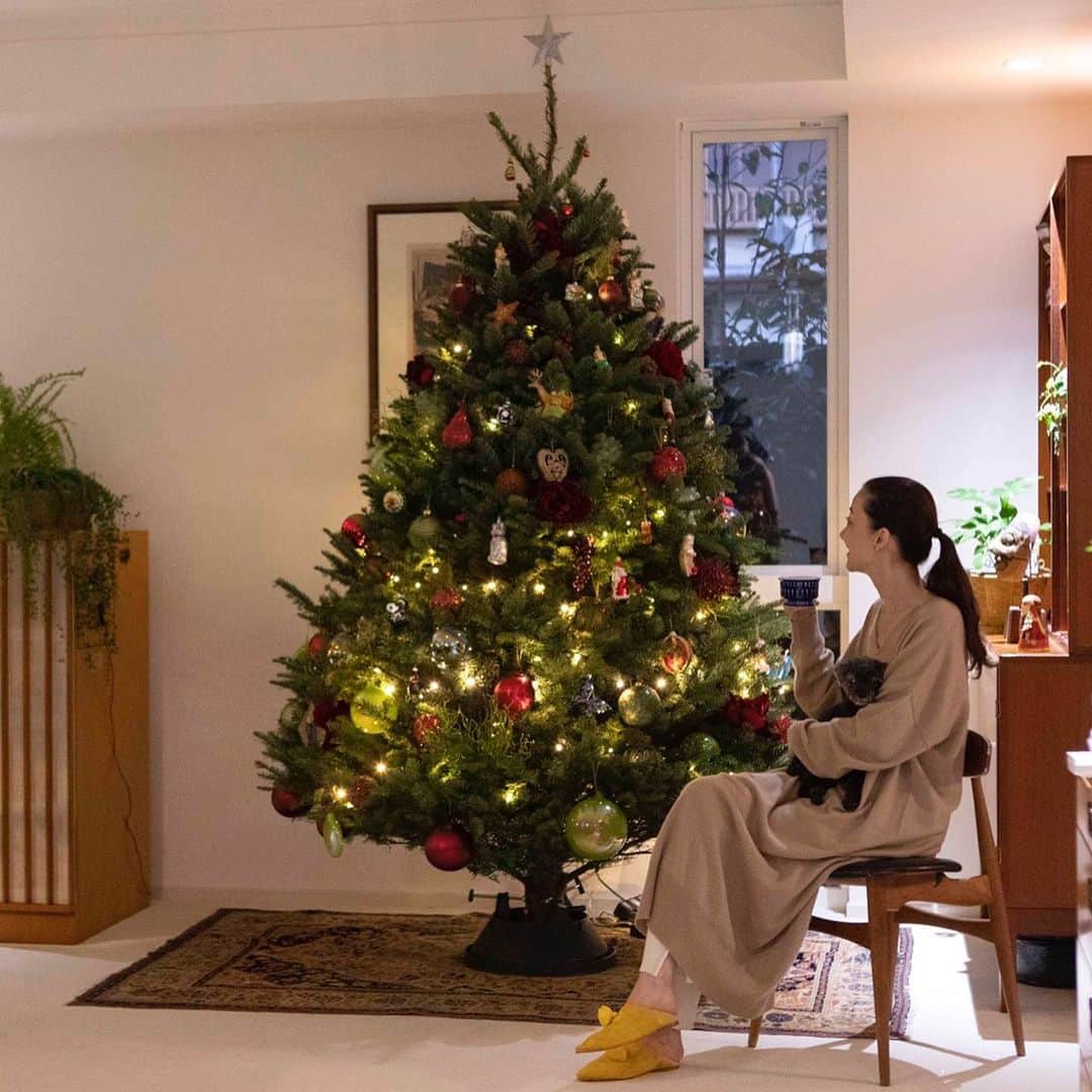桐島かれんさんのインスタグラム写真 - (桐島かれんInstagram)「わたし流クリスマスツリーの飾り方をブログ “LOVE OF LIFE!”にアップしました。  http://loveoflife.jp/2020/12/1340  #クリスマスツリー飾り付け  #クリスマスツリー #christmastreedecorating #xmastreedecoration  #houseoflotus #ハウスオブロータス」12月9日 9時27分 - houseoflotuskaren