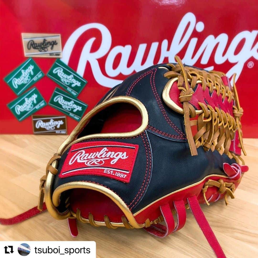 Rawlings Japanさんのインスタグラム写真 - (Rawlings JapanInstagram)「#Repost @tsuboi_sports with @make_repost ・・・ . 【かっこいいの価値観は人それぞれ…。】. . 今回ご紹介する商品はローリングスの『2020 OPENING DAY NPB COLLECTION』から千葉ロッテマリーンズの加藤翔平選手モデルのグラブです\(*´∇｀*). . . カラーの好みは誰しもが絶対にあると思いますが、このグラブの鉄板カラー【ブラック×レッド×ゴールド】を嫌いな人って果たしているのだろうか？. . . …と言う前置きはさておき、このグラブめっちゃくちゃかっこよくないですか(● ˃̶͈̀ロ˂̶͈́)੭ꠥ⁾⁾. . . ここで皆さん朗報です！！. . この鉄板カラーのめちゃくちゃカッコイイグラブが奇跡的にまだ在庫があります( ´ ▽ ` )ﾉ. . . 1年の最後の最後でこの奇跡を掴めるのはただ1人☆★☆. . . 気になる方はツボイスポーツで買うか、サンタさんに頼むかの2択ですよ(๑˃̵ᴗ˂̵)b. . . ぜひご検討ください☆. . ※お問い合わせに関しましては、下記のアドレス宛にご連絡お願い致します。. . info@tsuboi-sports.com . @rawlings_japan_llc  #ツボイスポーツ#tsuboisports#野球 #baseball#大学野球#高校野球#少年野球#草野球#女子野球#硬式野球#軟式野球#ソフトボール#softball#野球専門店#ローリングス#rawlings#rggc#openingday#npb#collection#千葉ロッテマリーンズ#加藤翔平#軟式グラブ#かっこいい#鉄板カラー#オシャレ#cool#野球好きな人と繋がりたい @rawlings_japan_llc」12月9日 9時21分 - rawlings_japan_llc