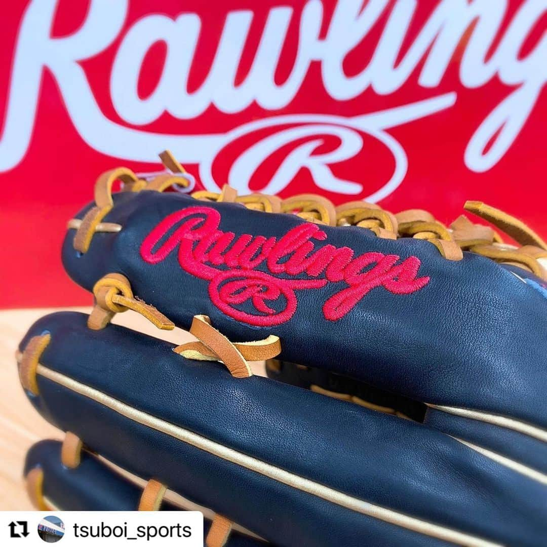 Rawlings Japanさんのインスタグラム写真 - (Rawlings JapanInstagram)「#Repost @tsuboi_sports with @make_repost ・・・ . 【かっこいいの価値観は人それぞれ…。】. . 今回ご紹介する商品はローリングスの『2020 OPENING DAY NPB COLLECTION』から千葉ロッテマリーンズの加藤翔平選手モデルのグラブです\(*´∇｀*). . . カラーの好みは誰しもが絶対にあると思いますが、このグラブの鉄板カラー【ブラック×レッド×ゴールド】を嫌いな人って果たしているのだろうか？. . . …と言う前置きはさておき、このグラブめっちゃくちゃかっこよくないですか(● ˃̶͈̀ロ˂̶͈́)੭ꠥ⁾⁾. . . ここで皆さん朗報です！！. . この鉄板カラーのめちゃくちゃカッコイイグラブが奇跡的にまだ在庫があります( ´ ▽ ` )ﾉ. . . 1年の最後の最後でこの奇跡を掴めるのはただ1人☆★☆. . . 気になる方はツボイスポーツで買うか、サンタさんに頼むかの2択ですよ(๑˃̵ᴗ˂̵)b. . . ぜひご検討ください☆. . ※お問い合わせに関しましては、下記のアドレス宛にご連絡お願い致します。. . info@tsuboi-sports.com . @rawlings_japan_llc  #ツボイスポーツ#tsuboisports#野球 #baseball#大学野球#高校野球#少年野球#草野球#女子野球#硬式野球#軟式野球#ソフトボール#softball#野球専門店#ローリングス#rawlings#rggc#openingday#npb#collection#千葉ロッテマリーンズ#加藤翔平#軟式グラブ#かっこいい#鉄板カラー#オシャレ#cool#野球好きな人と繋がりたい @rawlings_japan_llc」12月9日 9時21分 - rawlings_japan_llc