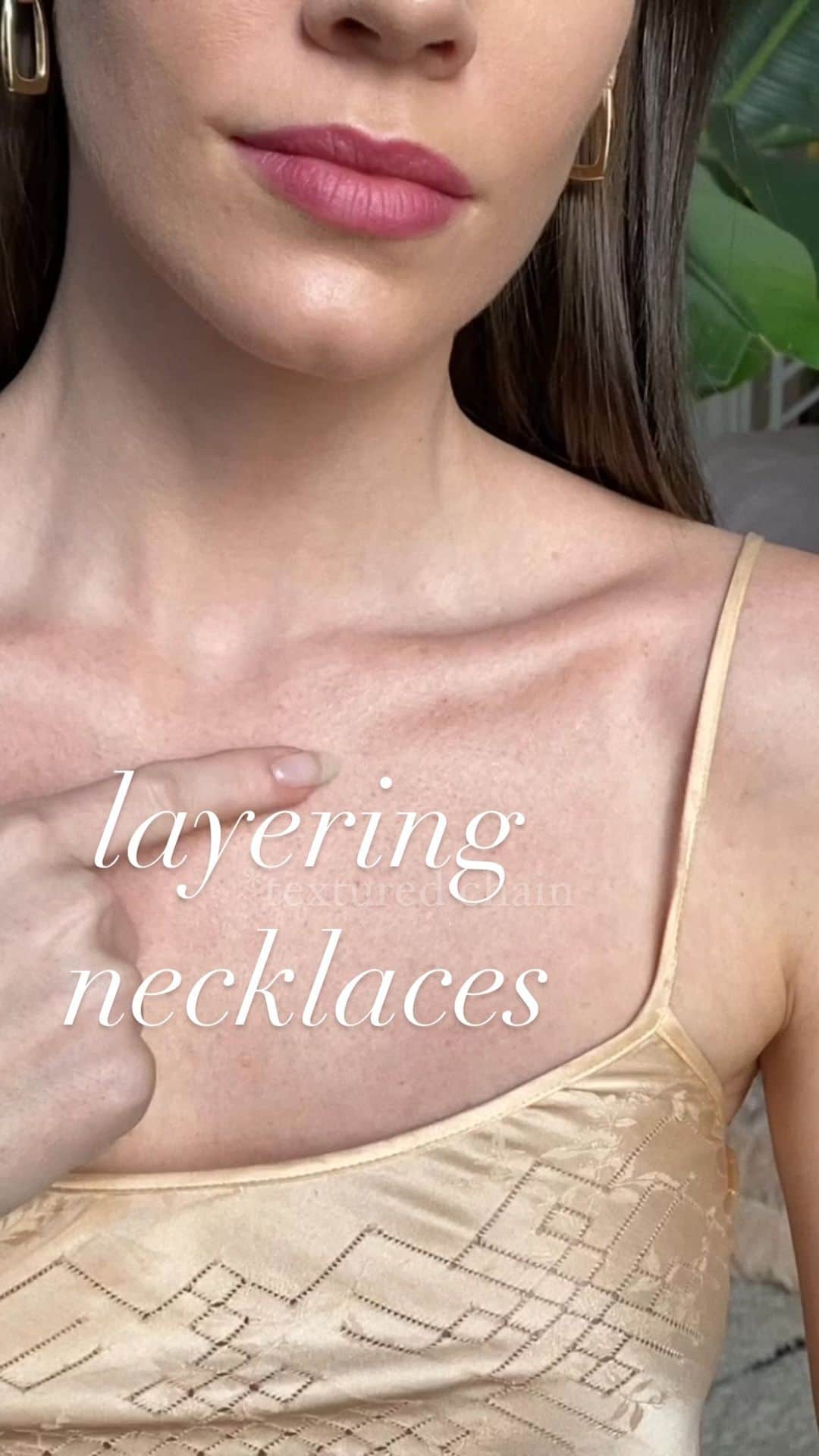 クリスタ・B・アレンのインスタグラム：「layering necklaces ✨ @aweinspired_」