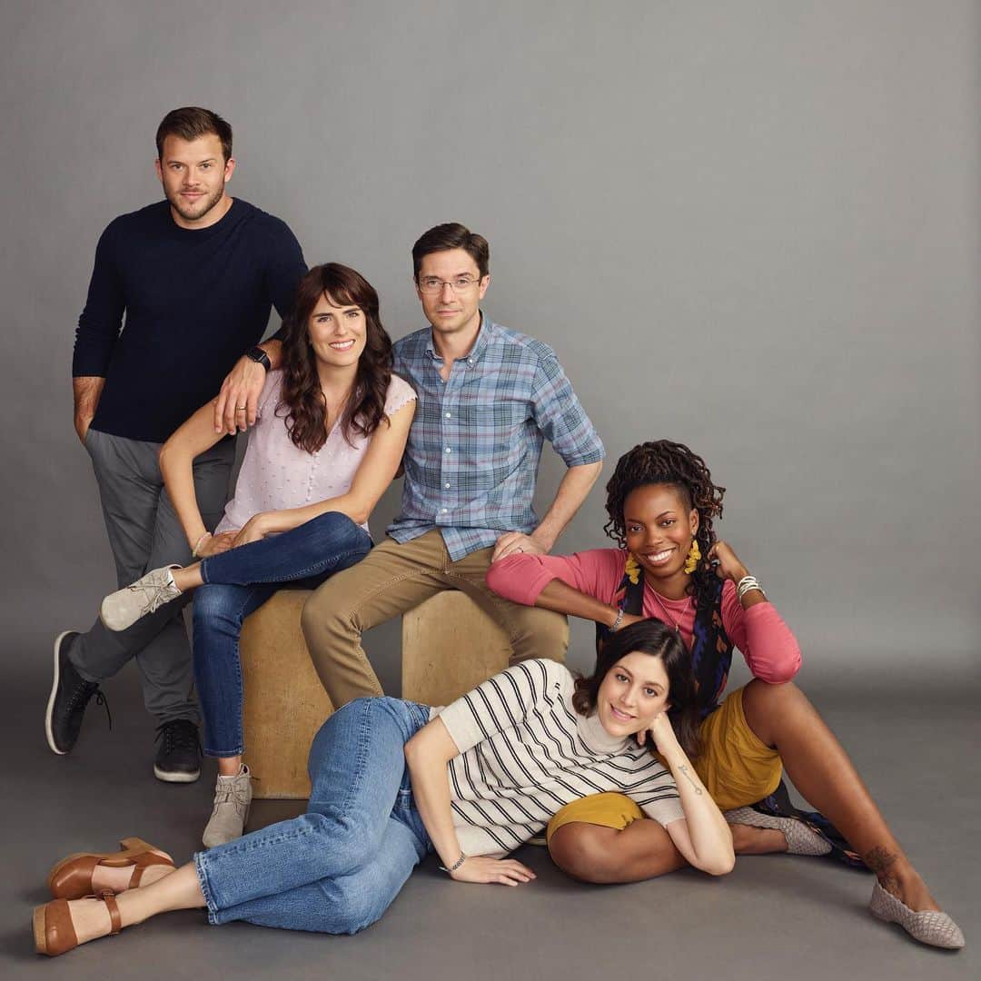 アメリカン・ブロードキャスティング・カンパニーのインスタグラム：「New comedy series Home Economics is coming soon to ABC! Starring and executive produced by @tophergrace, #HomeEconomics looks at the relationship between three adult siblings: one in the 1 percent, one middle-class, and one barely holding on. @homeeconomicsabc」