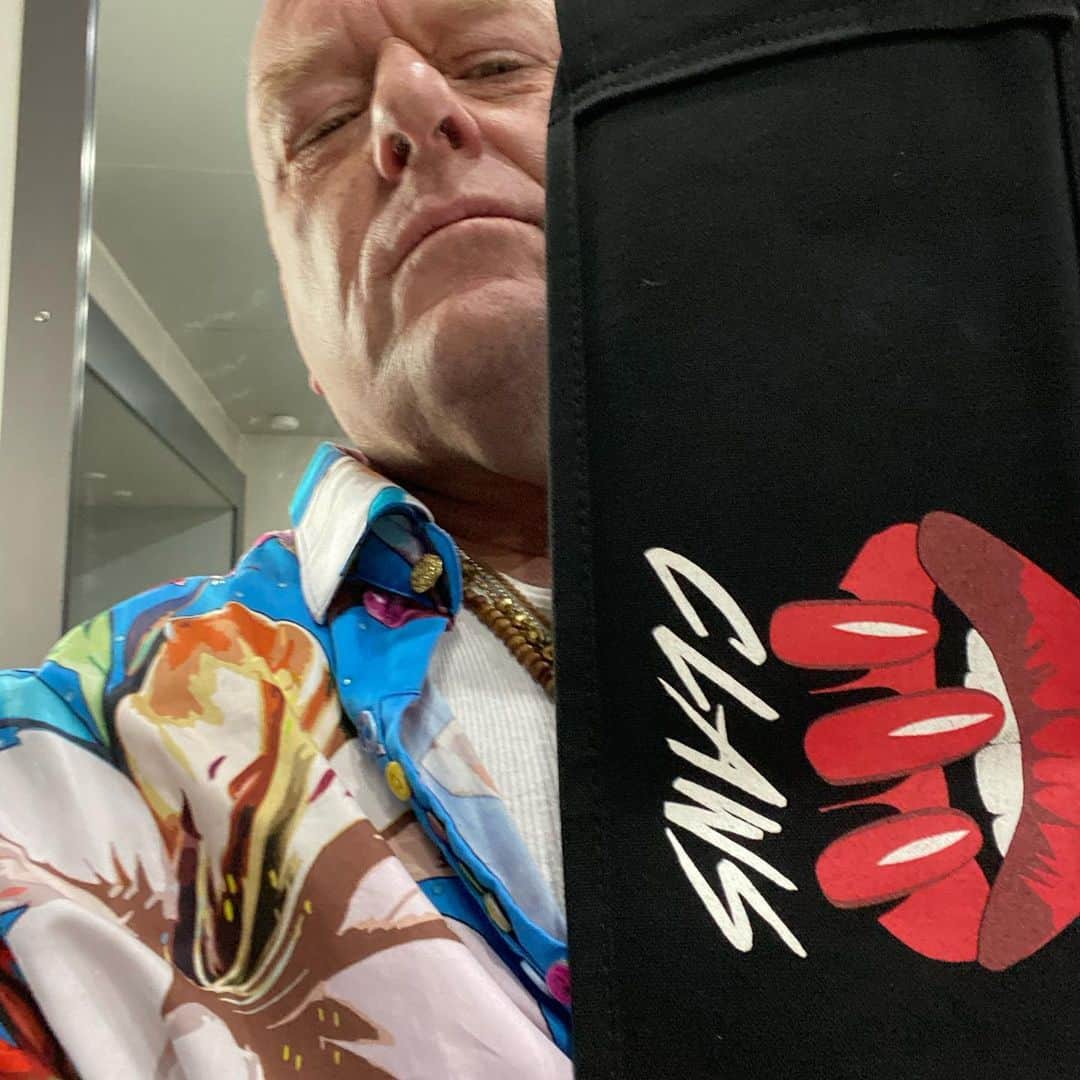 ディーン・ノリスのインスタグラム：「That’s a wrap for #uncledaddy. @clawstnt」