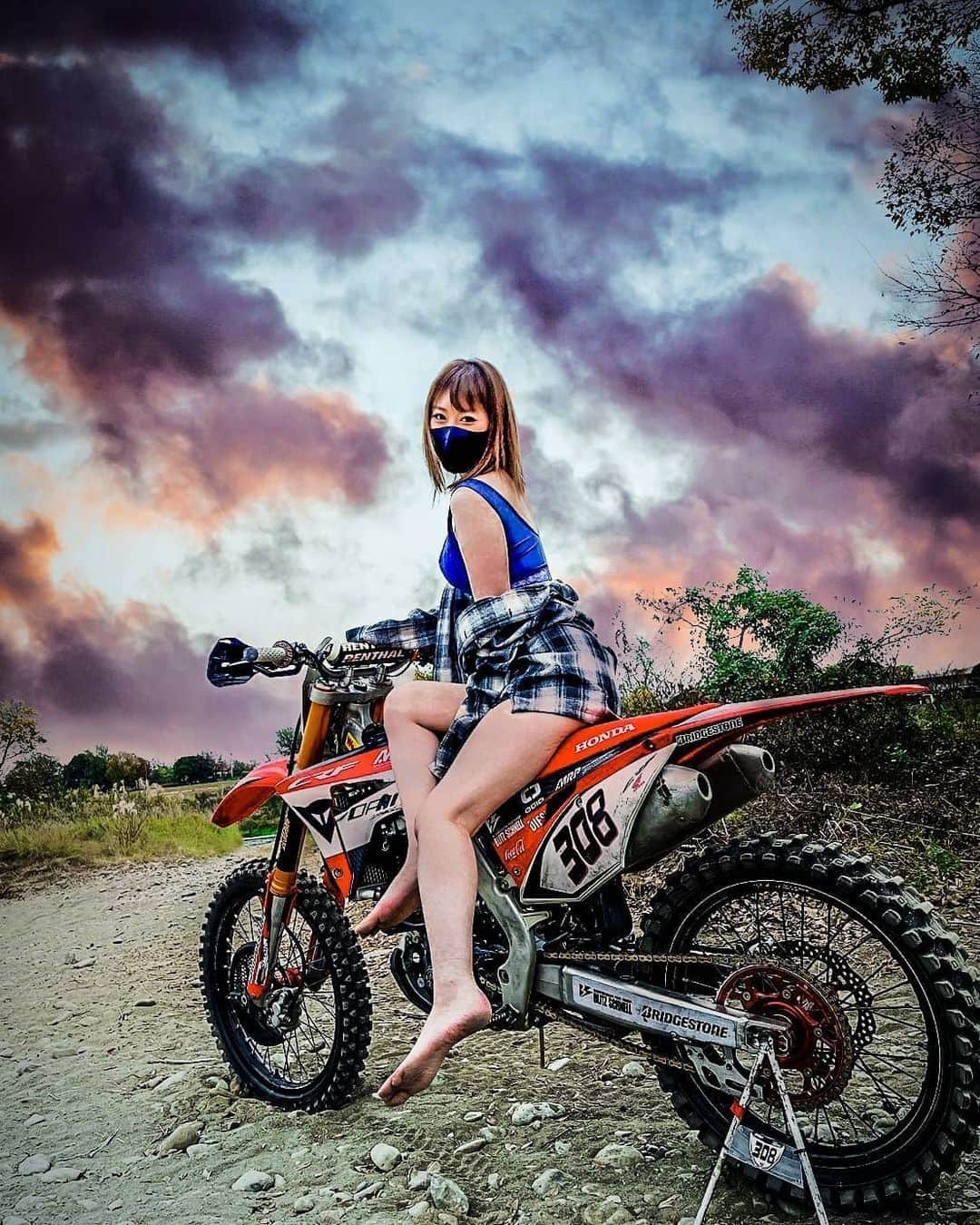 のインスタグラム：「写真制作楽しいヾ(*’Ｏ’*)/ おはよございまっ😘😁💓 . . #バイク#🏍 #バイク女子 #バイクのある風景  #bike #bikelife #bikelove #オフロード #オフロードバイク #モトクロスヴィレッジ #モトクロス #motorcycle#motorcyclelife #motorsport #bikeride #モトクロスバイク#夕暮れ #バイク写真 #ロードバイク #バイクのある生活 #bikegirl #風景写真 #motorcyclelife #motorcyclephotography #バイク写真部 #bikeride #bikergram #オフロード女子」