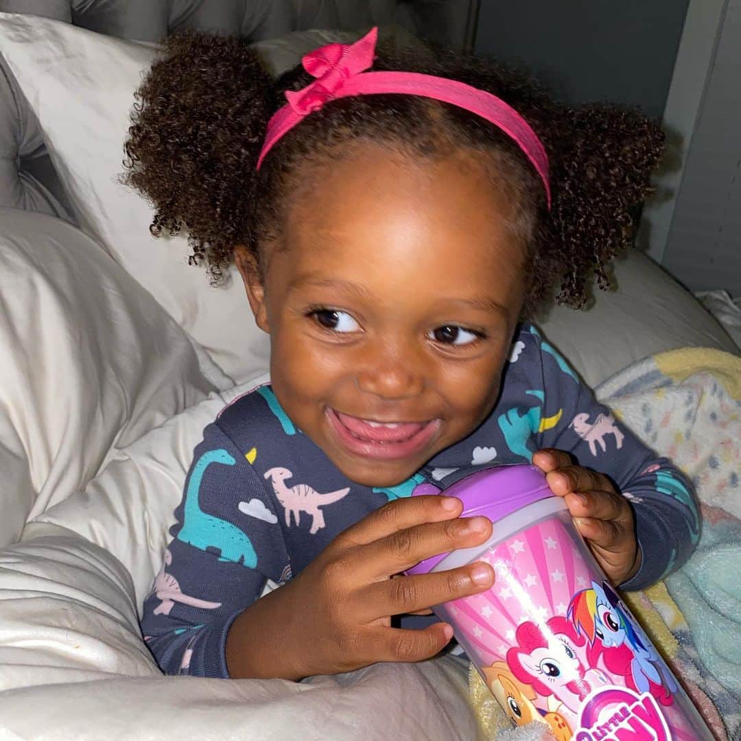 のインスタグラム：「Doc McStuffins has two ponytails & a pink headband so Ella wanted it too... Ella’s happy so Mommy is too!! 💗😜」