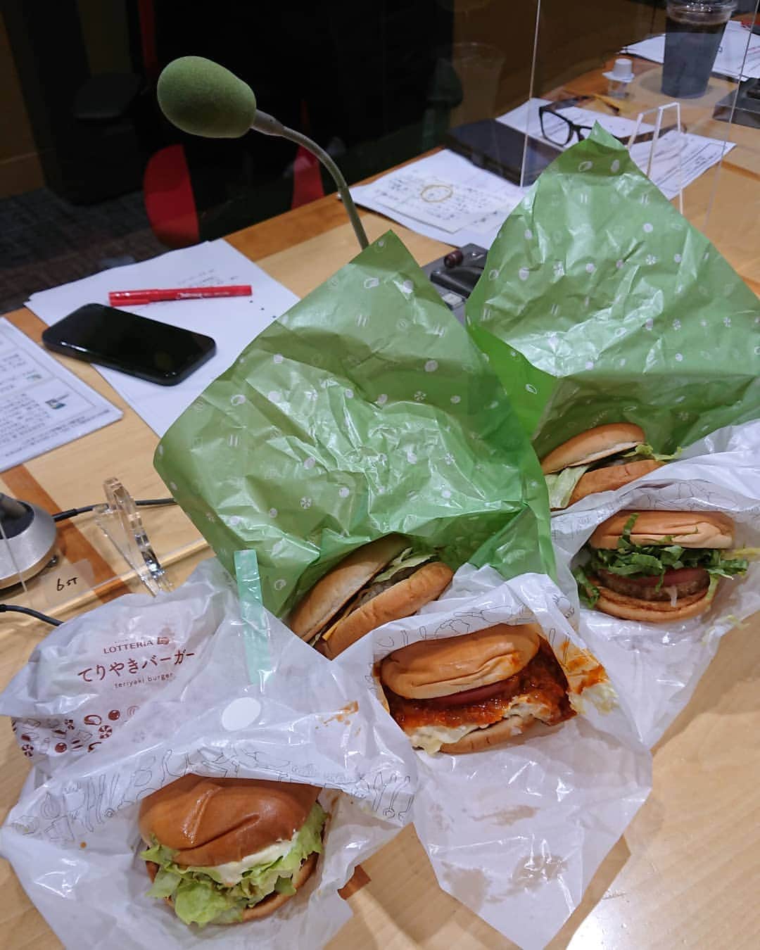小島奈津子さんのインスタグラム写真 - (小島奈津子Instagram)「2020*12*9 先週の#小島奈津子のおかえりなさい で #ソイバーガー の食べ比べ🍔 上段 #ロッテリア 下段 #モスバーガー  てりやき、チーズ、野菜バーガー  罪悪感なくハンバーガーを食べられるので、ワタシは大満足‼️ ほんのり大豆の香りがするのも、ワタシは好きですよ。 わんぱくな男子スタッフは、もう一個食べないとお腹に貯まらないな、と😂うん、そーでしょう、そーでしょう。 やはり、とりわけ#てりやきバーガー は、無敵だー✨ ． #ニッポン放送#LF #(月)～(金)17:50～ #ソイパティ」12月9日 9時35分 - kojimanatsuko_official