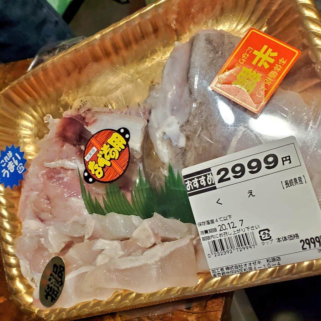 鈴木奈都さんのインスタグラム写真 - (鈴木奈都Instagram)「先日はあの高級魚「くえ」を初めて食べました！  鮮魚出身の店長自らノコギリで割ったアゴ(2枚目)はコラーゲンのプリプリ、 身は脂の乗った白身なんだけど、独特な香りと旨味があって、これはクセになるのが分かるなぁ。 なんか上級者の魚だ🐟  #くえ  #魚料理 #スーパー鮮魚売場芸人 #サバヨミキッチン」12月9日 9時37分 - suzukinatsu