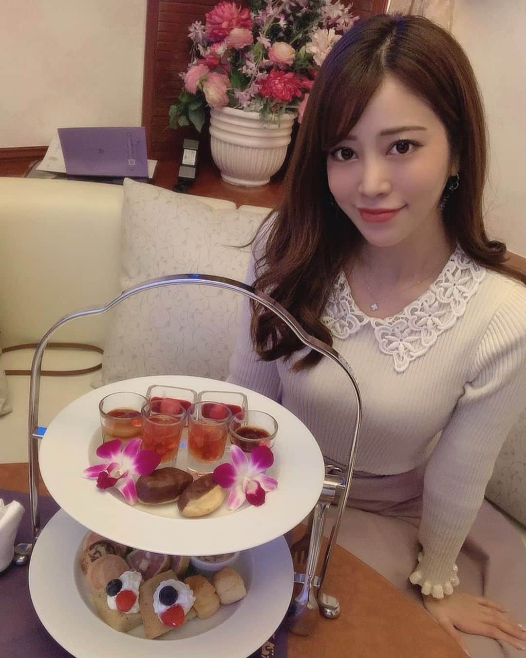 のインスタグラム：「．    おはよう☀️  そろそろ アフターヌーンしたいなぁ💕     ．」