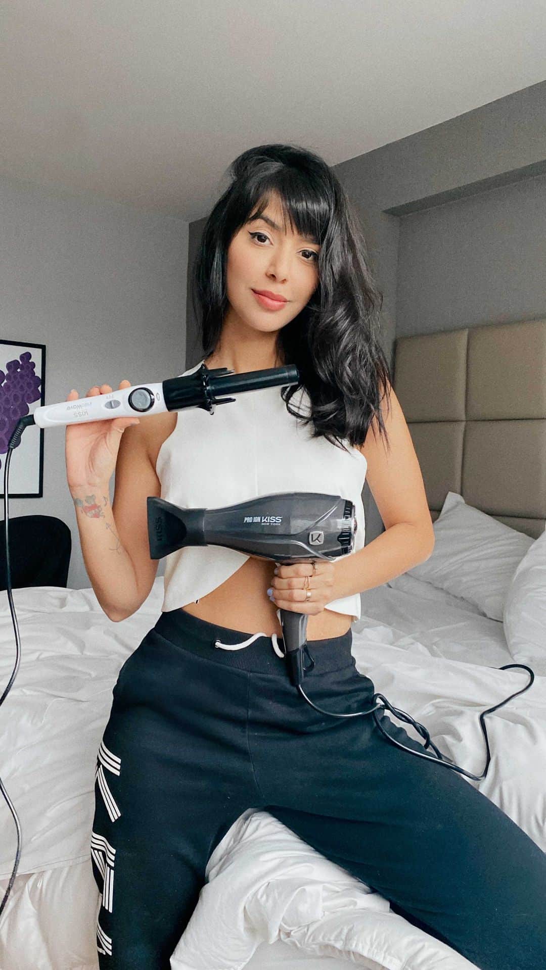 Gabriela Salesのインスタグラム：「Hello lacrinhasss! Finamente vou falar desse produto que já estou usando há alguns meses e AMANDO da vida real. Quando a @kissnybrasil me enviou, fiquei bem curiosa pra testar e logo percebi que iria usar horrores, pela praticidade dele em modelar os cachos sozinho. O resultado fica lindo e super natural! E quem quiser comprar o modelador ou o secador, tem cupom de DESCONTO de 20%, mas corre que é só até o dia 23/12 no link do site Época Cosméticos que postei nos stories! Corre! O CUPOM 20% é o: PROMOKISS - @kissnybrasil @epocacosmeticos #publidavidareal *publi」