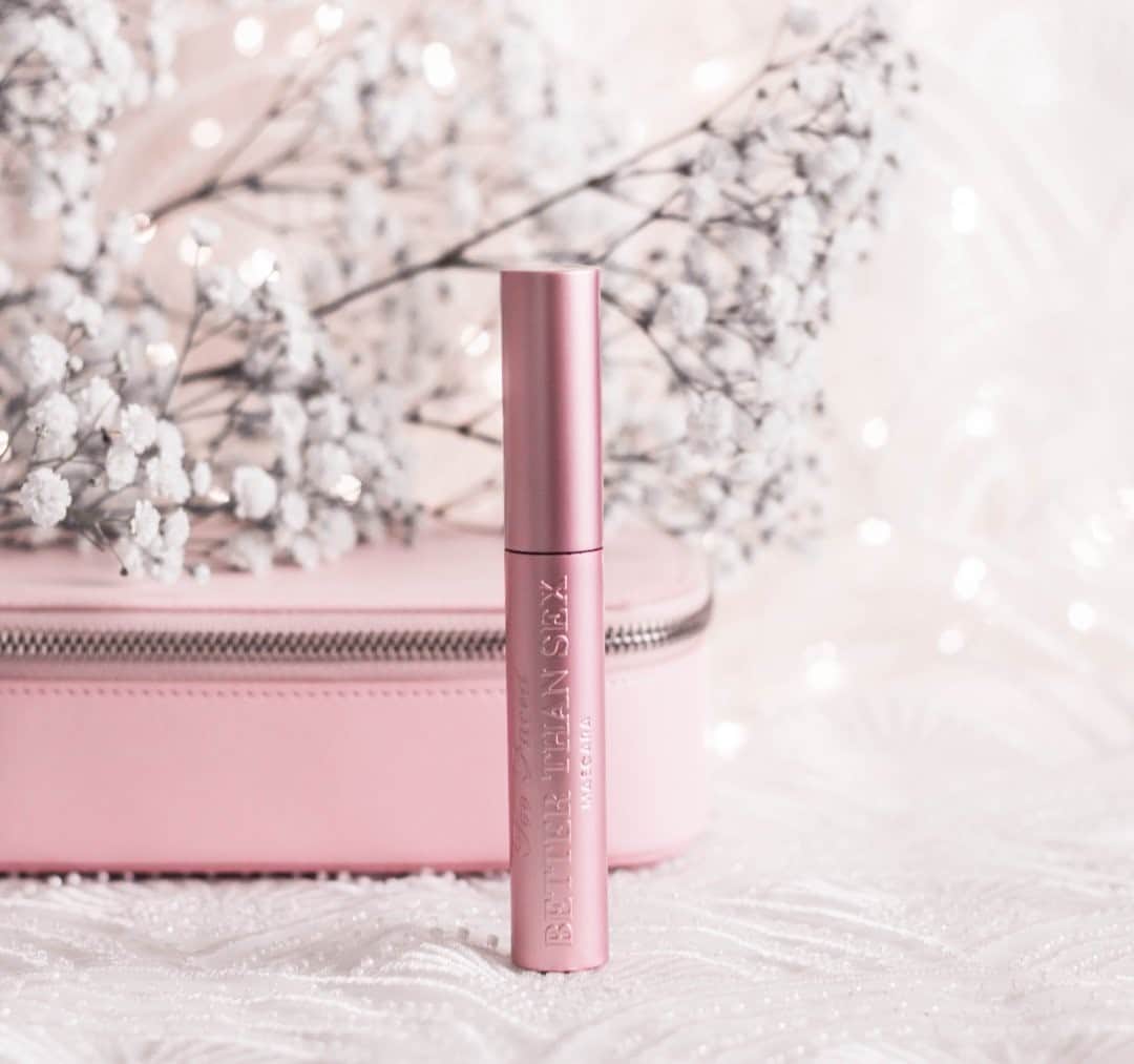 Too Facedのインスタグラム：「Sleigh all day with volumizing & dramatic lashes. 🔥 Drop a 💕 below if you would love to find our Better Than Sex Mascara in your stocking this year! #betterthansex #toofaced」