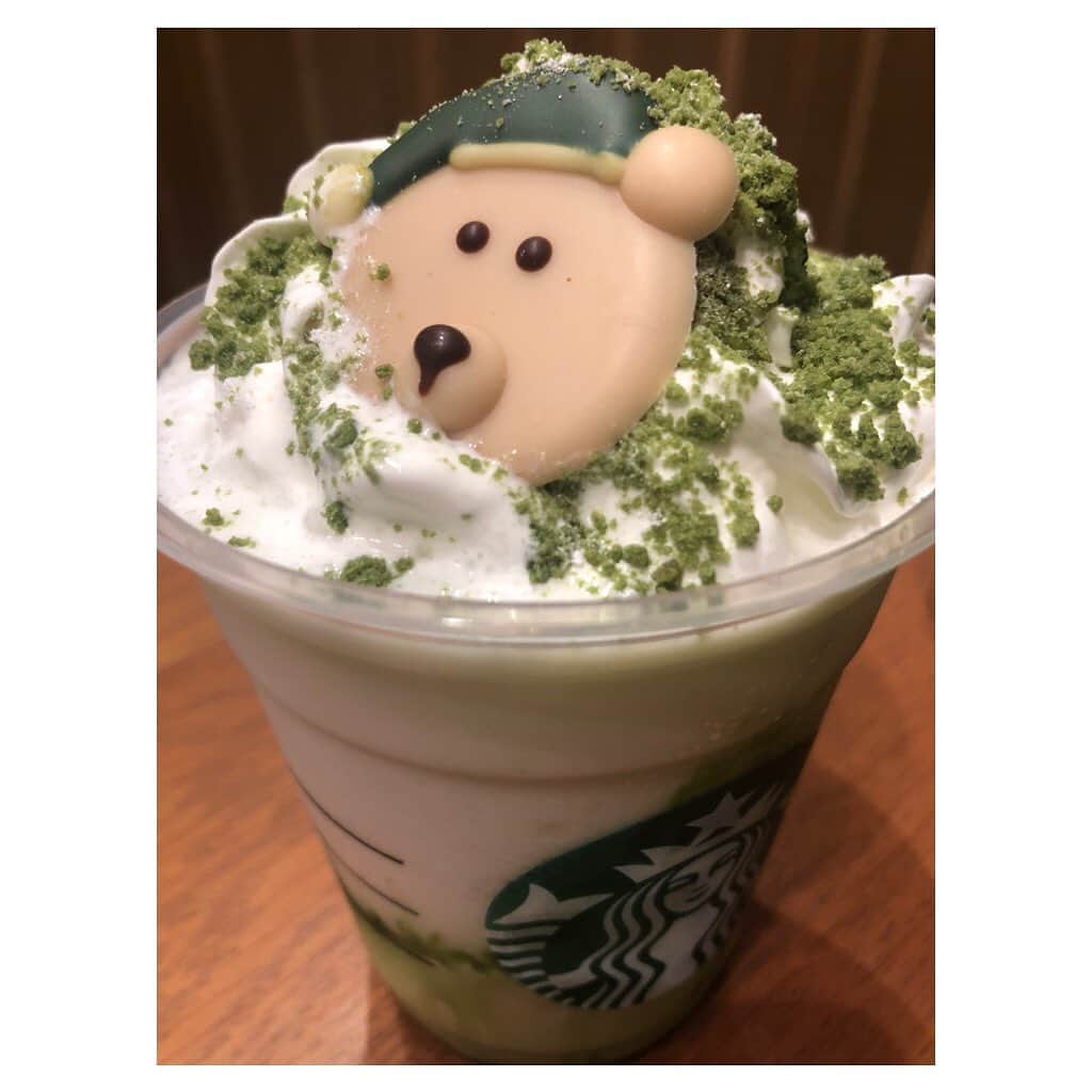 國分優香里のインスタグラム：「✩ 今日も寒い〜！🥶  けど、スタバのこのくまさんに会う為に早起きしました🐻（元気💨笑）  今日から！ サンタべアリスタチョコレート、プラス50円（税別）で追加できます❤️  朝からハッピーな気分になったので、今日も一日がんばるぞー☺️  皆様も、寒さに負けず、良い1日を…🤩✨  #スタバ　#スタバカスタム　#スタバカスタマイズ　#ベアリスタ　#ベアリスタチョコ　#抹茶抹茶ホワイトチョコレートフラペチーノ  #朝からフラペチーノ寒い　#クリスマス　#可愛いものには目がない  #くまサンタ　#フラペチーノがクリスマスツリー」
