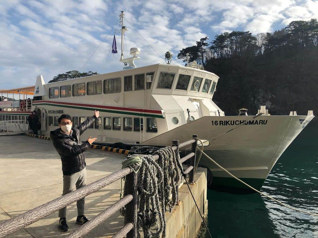 井上智晶さんのインスタグラム写真 - (井上智晶Instagram)「山海漬のロケで 来年1月で終了する みやこ浄土ヶ浜遊覧船に 乗って来ました！  スタッフの方々の笑顔が 素敵で、一日一日を 大切にお客様を 案内しているのが とても心に残りました。  ほっこりと温かいお話が いっぱい聞けましたので、 是非山海漬をご覧下さい！  放送は今月19日（土）です。  それから浄土ヶ浜で 日の出を、初めて見たんですが 本当に綺麗でした^_^  #岩手めんこいテレビ #山海漬 #井上智晶 #アナウンサー #宮古市 #観光スポット #浄土ヶ浜 #美しい風景 #日の出 #カモメ」12月9日 9時49分 - tomoaki.mit.inoue