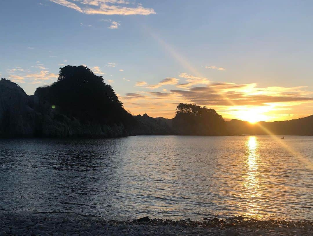 井上智晶さんのインスタグラム写真 - (井上智晶Instagram)「山海漬のロケで 来年1月で終了する みやこ浄土ヶ浜遊覧船に 乗って来ました！  スタッフの方々の笑顔が 素敵で、一日一日を 大切にお客様を 案内しているのが とても心に残りました。  ほっこりと温かいお話が いっぱい聞けましたので、 是非山海漬をご覧下さい！  放送は今月19日（土）です。  それから浄土ヶ浜で 日の出を、初めて見たんですが 本当に綺麗でした^_^  #岩手めんこいテレビ #山海漬 #井上智晶 #アナウンサー #宮古市 #観光スポット #浄土ヶ浜 #美しい風景 #日の出 #カモメ」12月9日 9時49分 - tomoaki.mit.inoue