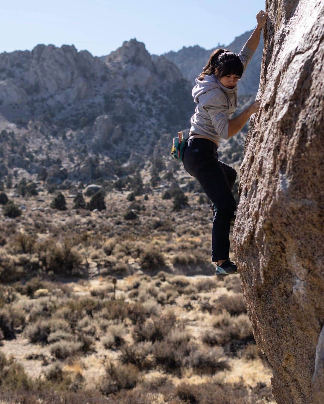ニーナ・ウィリアムズのインスタグラム：「As you might have guessed, we’re in Bishop right now. I recognize the privilege of climbing in this community, as well as the risks, which is why @james_lucas and I self-isolated for the first two weeks (before Thanksgiving) and are renting a house into 2021. The current stay-at-home order (effective December 5th) shuts down campgrounds and many indoor services but encourages local, outdoor recreation with immediate household members. . Earlier last week, a pair of masked climbers approached our group at the Druids. They asked if we minded if they climbed with us, and we said - yes, we do mind 😐 Not rudely, but not warmly either. The climbers stood there for a bit, asked us for suggestions of where else to go, and eventually walked off. It was a slightly awkward but overall respectful and productive encounter. . I’m writing this to acknowledge our current location, as well as offer a sincere ⭐️thank you⭐️ to those climbers. Social etiquette is difficult to navigate and the climbing community is just as affected by poor communication as any other group environment. Conflict is inevitable 💥 Bad behavior is worth calling out, but I hope that also highlighting good behavior encourages others to follow in similar fashion. . Many climbers are socially distancing, wearing masks, and asking permission to climb. It’s pretty rad. Big thanks to those who, for the most part, are setting positive examples and managing these awkward moments with grace 🙏🏻 I’m particularly grateful to @bishopclimbers and @bishopclimbingrangers for the daily work you do. . People have long memories - what do you want to be remembered for? 😷💛 . @thenorthface @thenorthface_climb @scarpana @organicclimbing @gnarlynutrition #climbing #bouldering #payahuunadü #bishopclimbing #buttermilks」