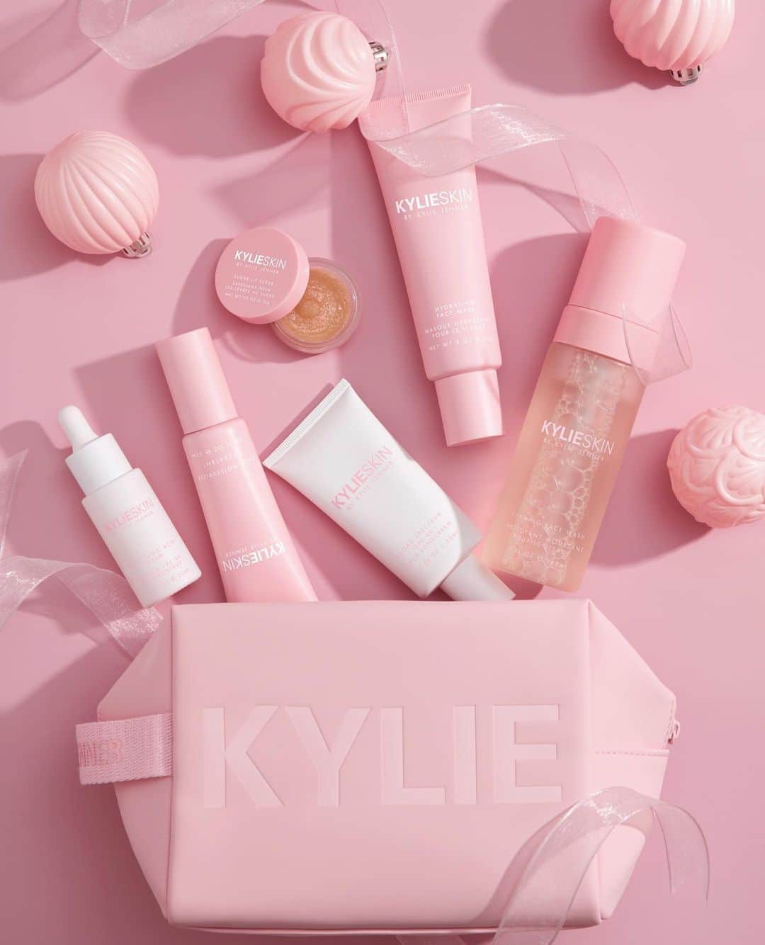 Kylie Cosmeticsさんのインスタグラム写真 - (Kylie CosmeticsInstagram)「Get this cute @kylieskin pouch for FREE with orders $50+ on KylieSkin.com 😍 Ends tonight 11:59pm pst. #5DaysOfSurprises」12月9日 10時01分 - kyliecosmetics