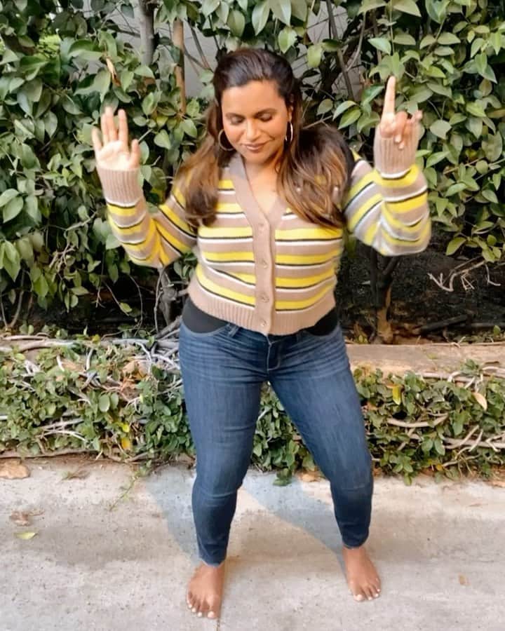 ミンディ・カリングのインスタグラム：「Here’s to still rocking maternity jeans」